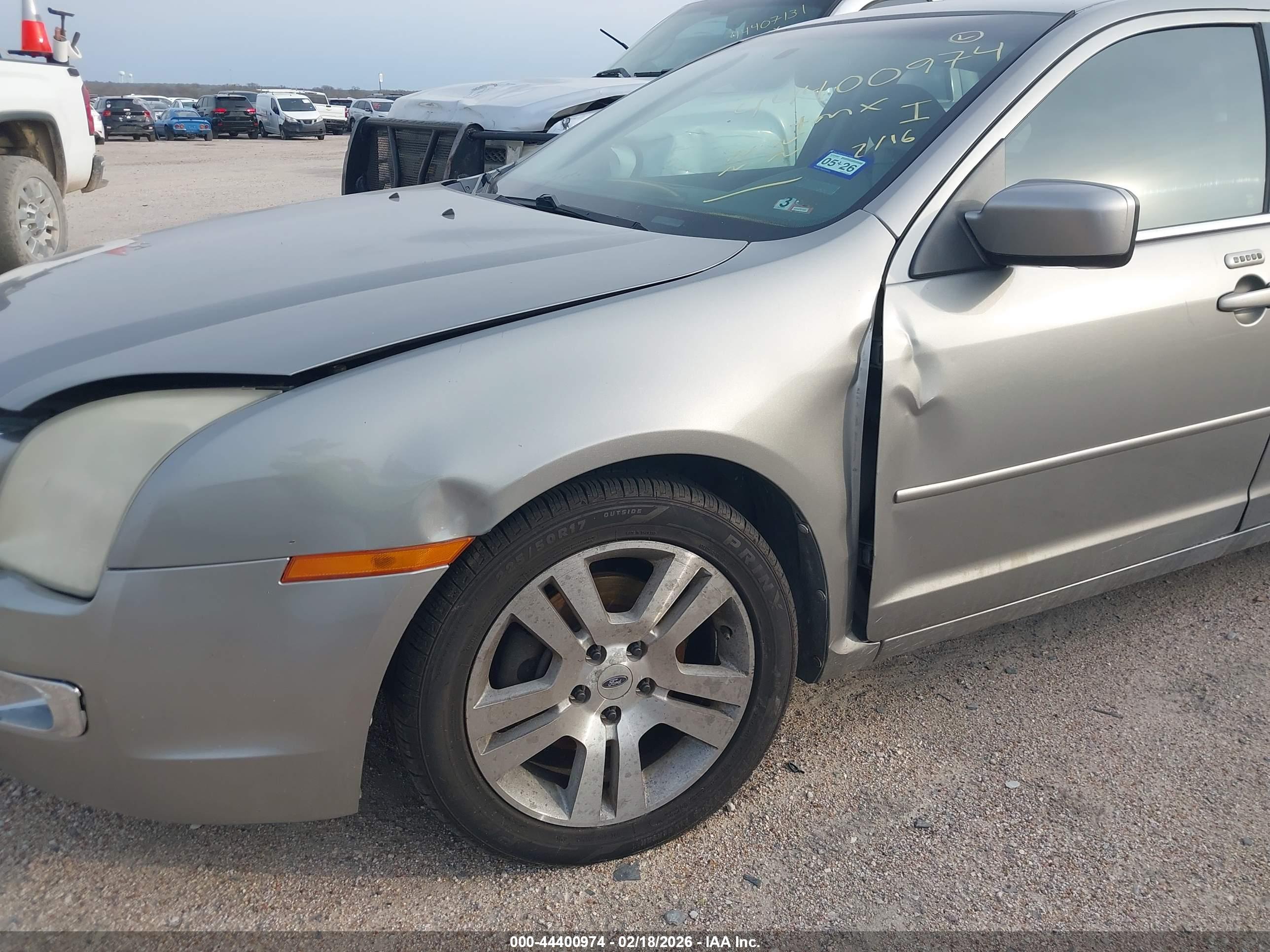 FORD FUSION image 6