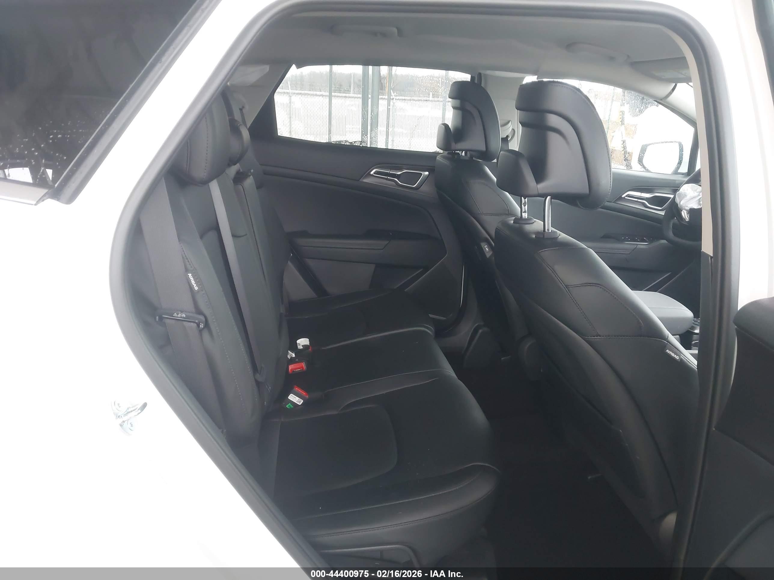 KIA SPORTAGE image 8