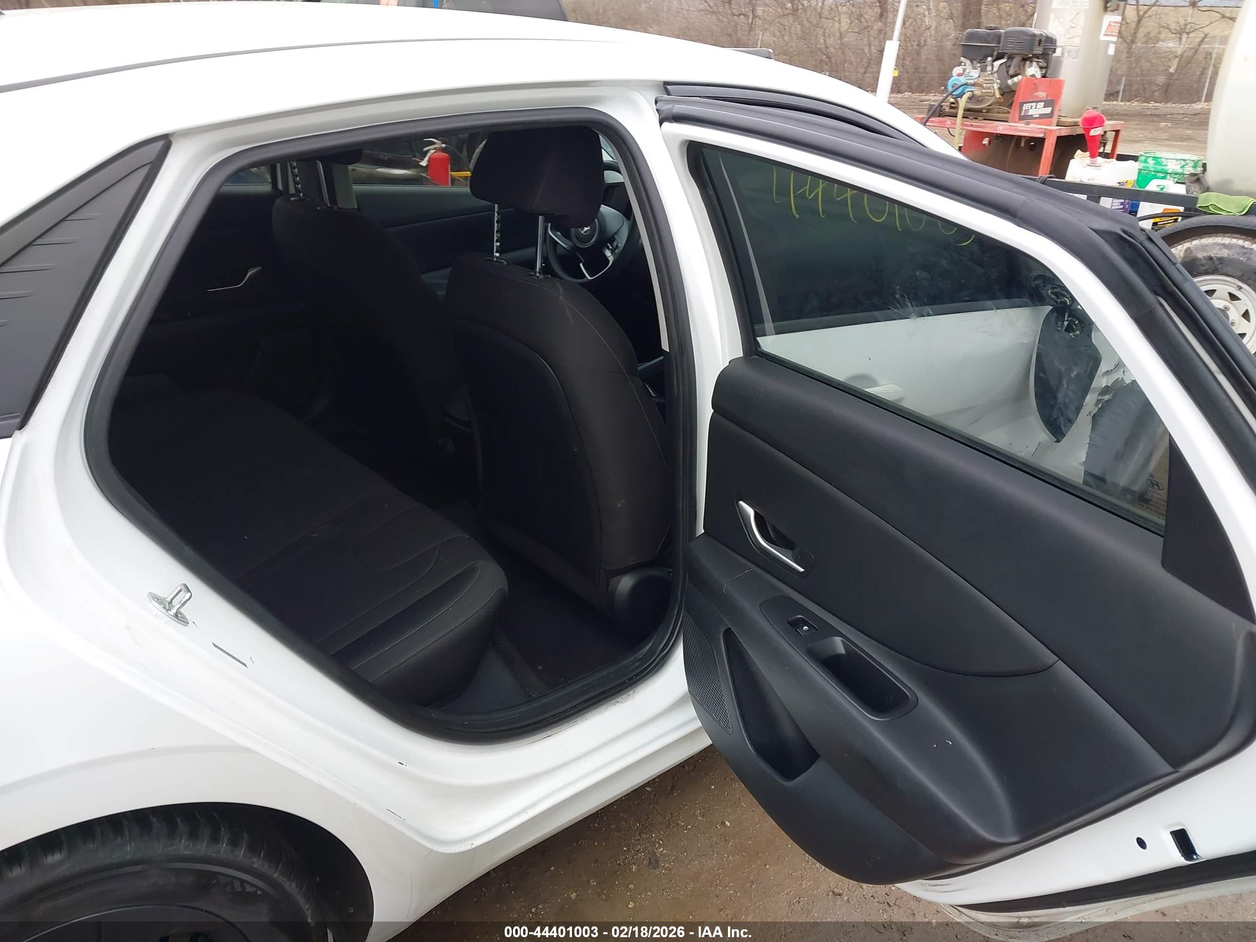 HYUNDAI ELANTRA image 8