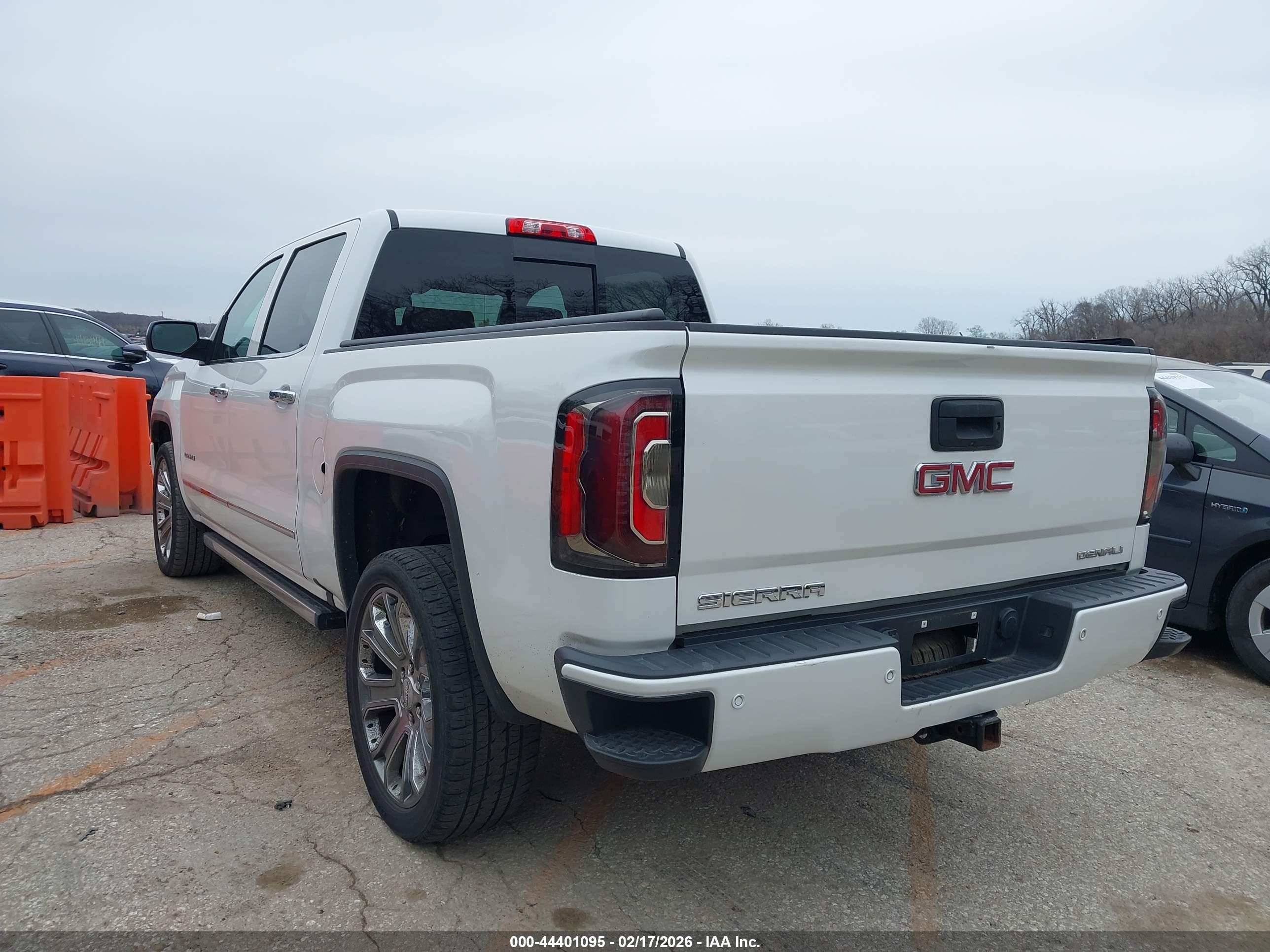 GMC SIERRA image 3