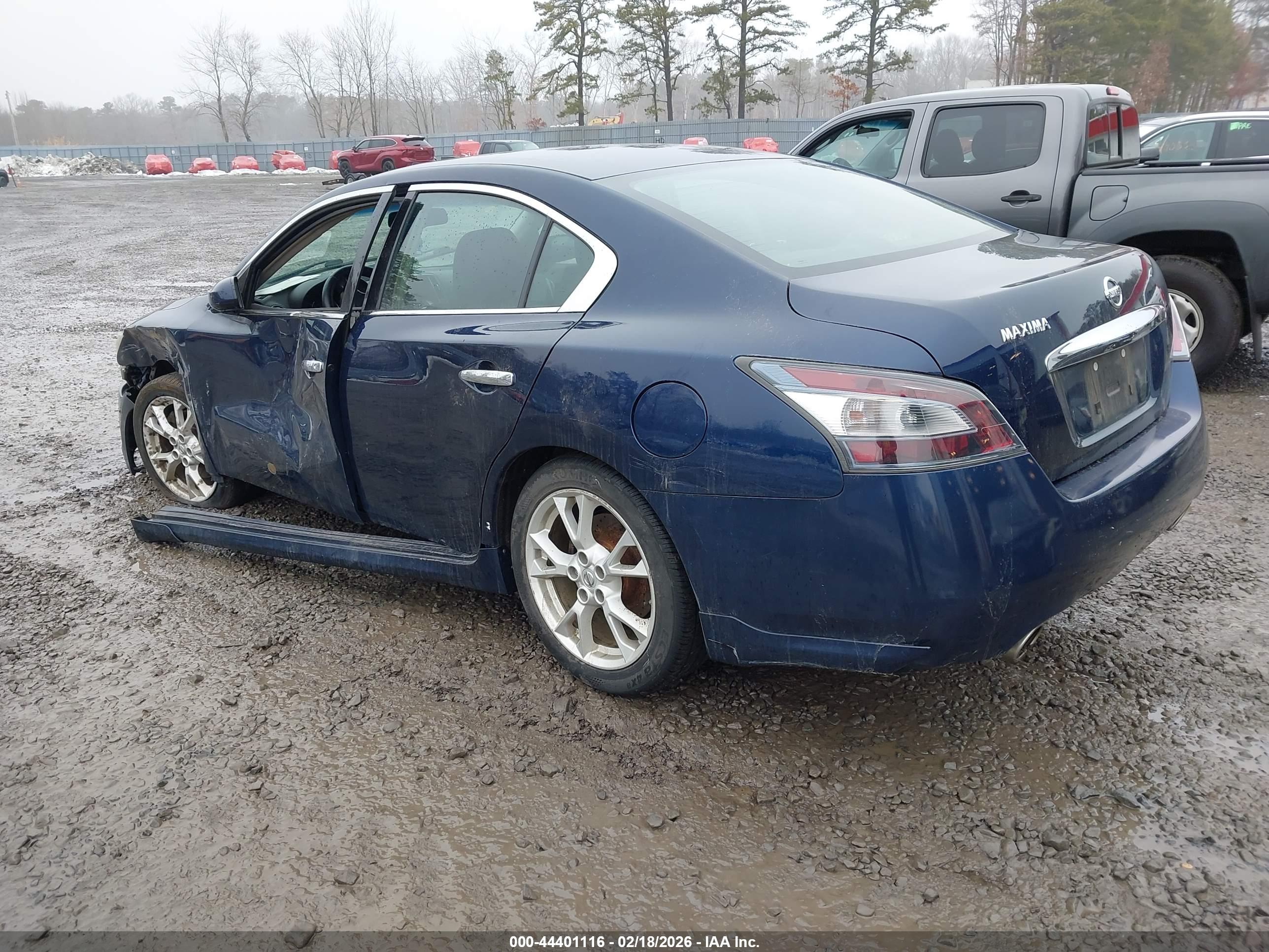 NISSAN MAXIMA image 3