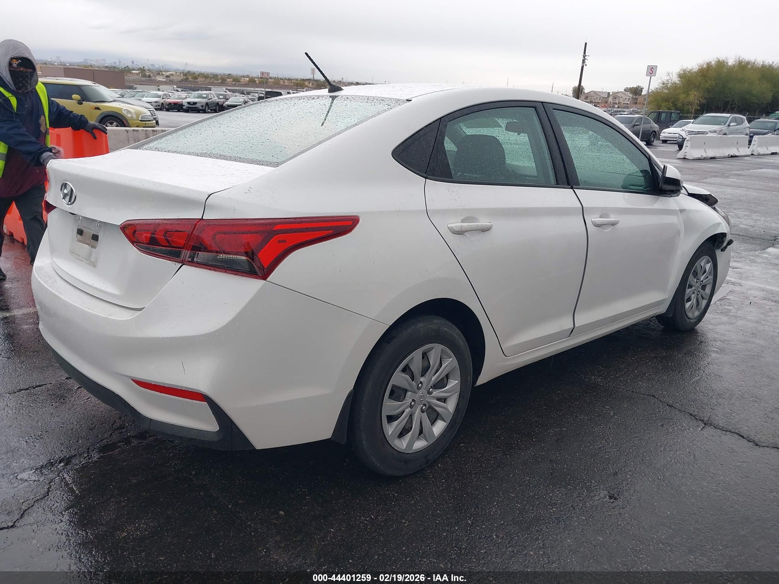 HYUNDAI ACCENT image 4