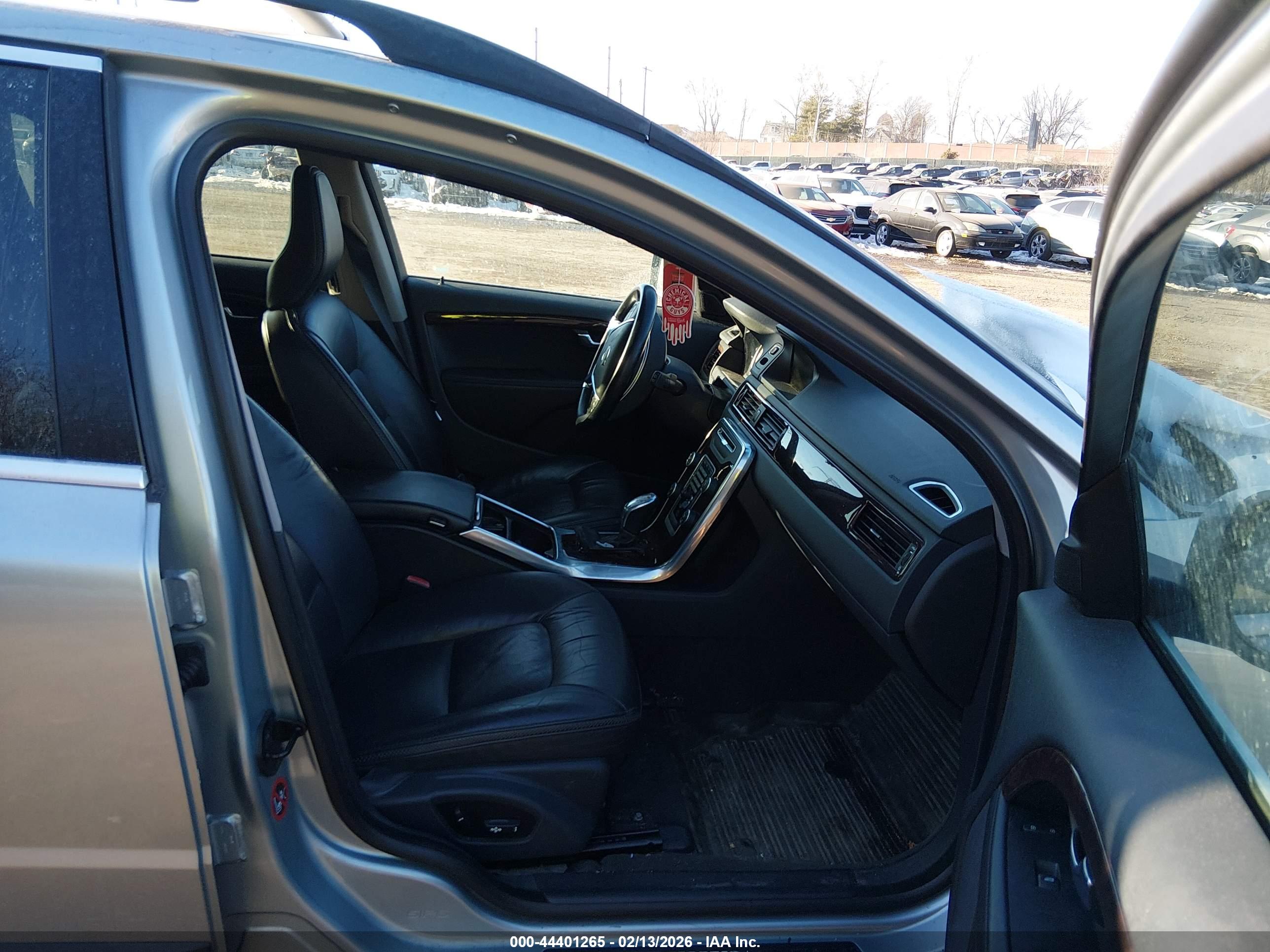 VOLVO XC70 image 5