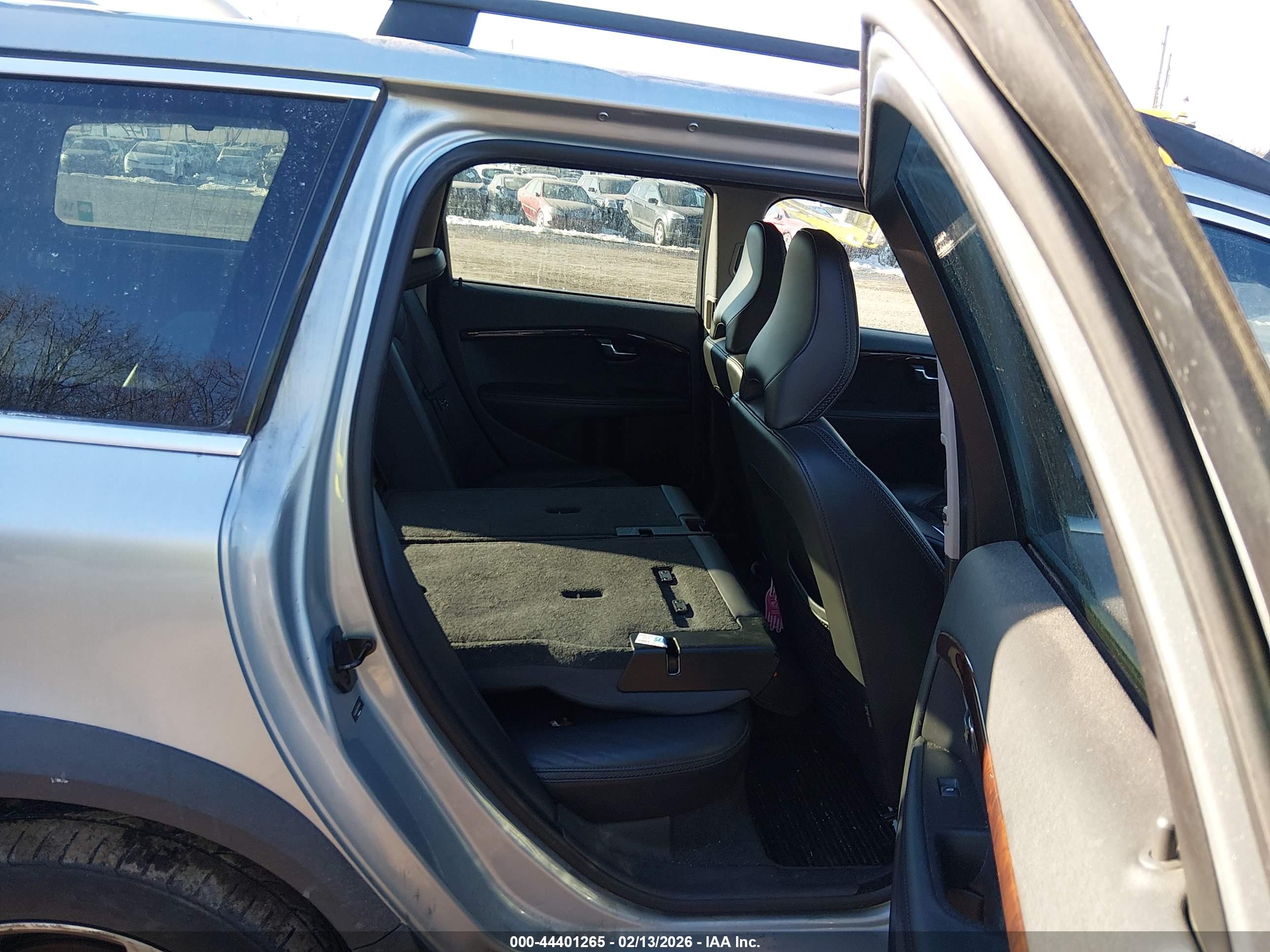 VOLVO XC70 image 8