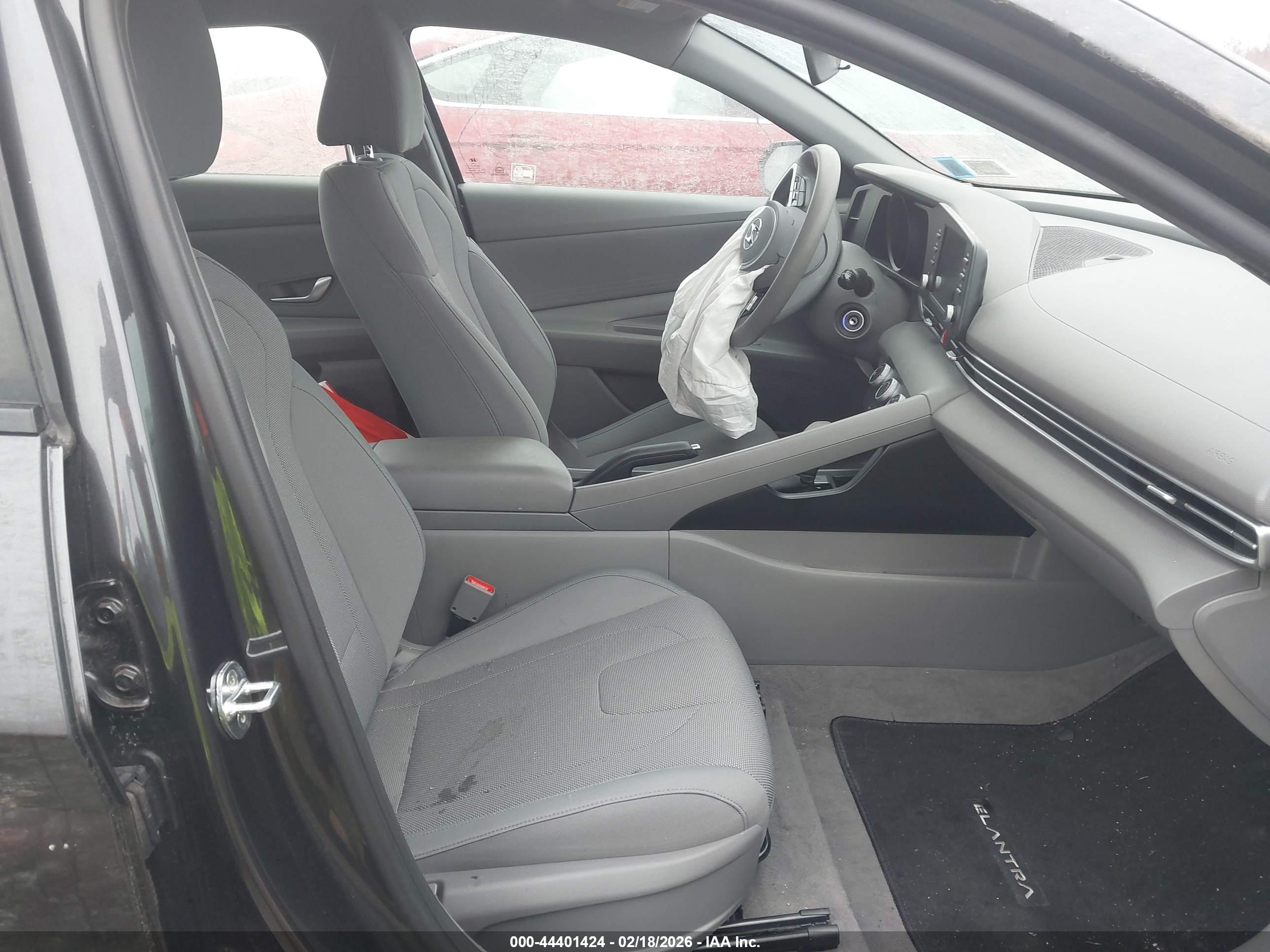 HYUNDAI ELANTRA image 5