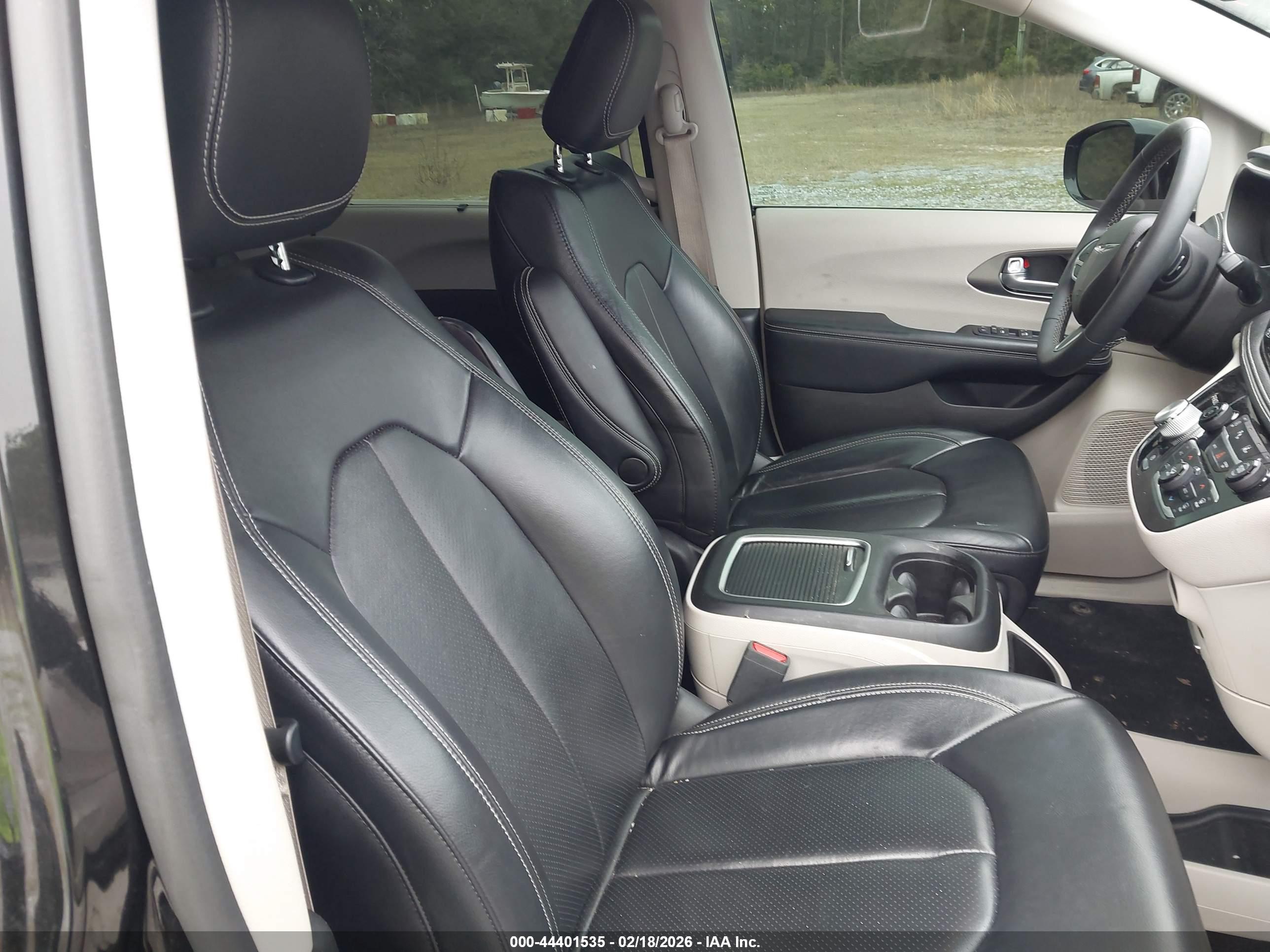 CHRYSLER PACIFICA image 5