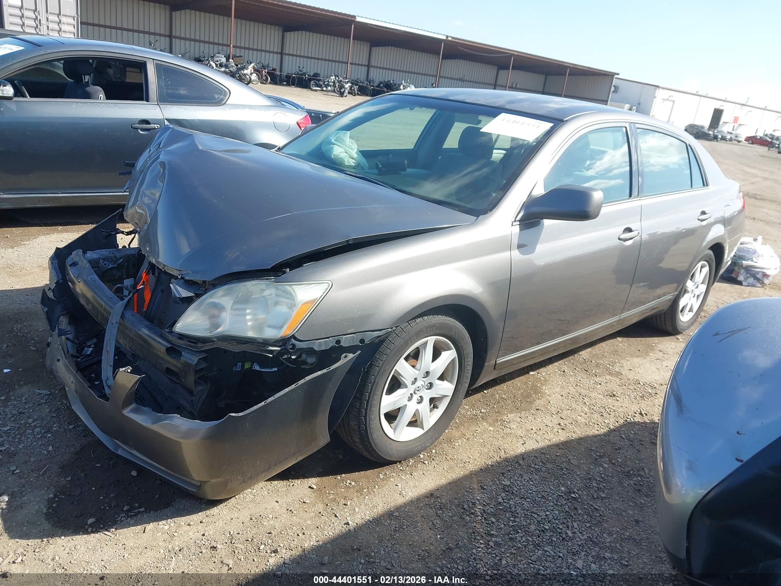 TOYOTA AVALON image 2