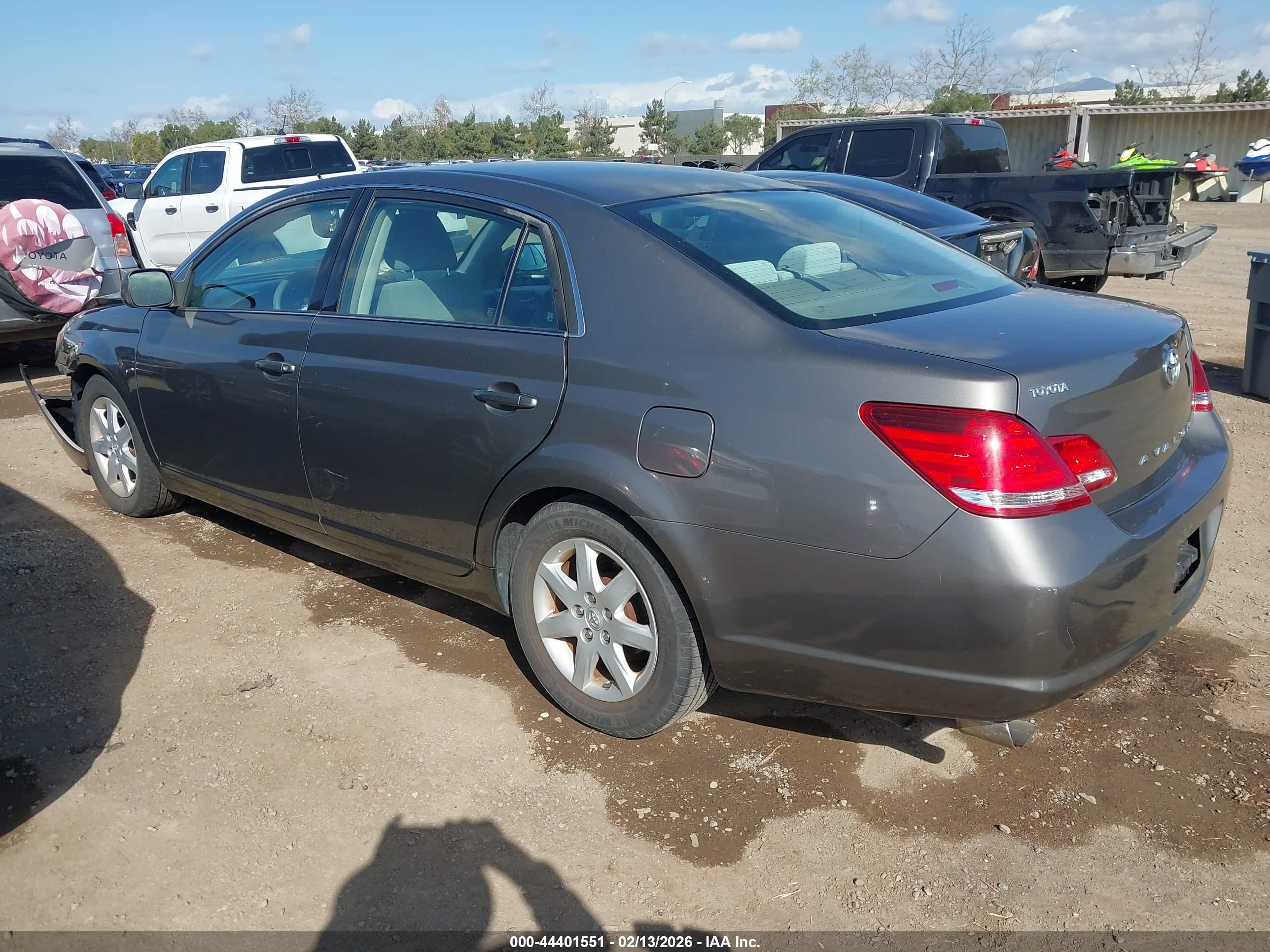 TOYOTA AVALON image 3