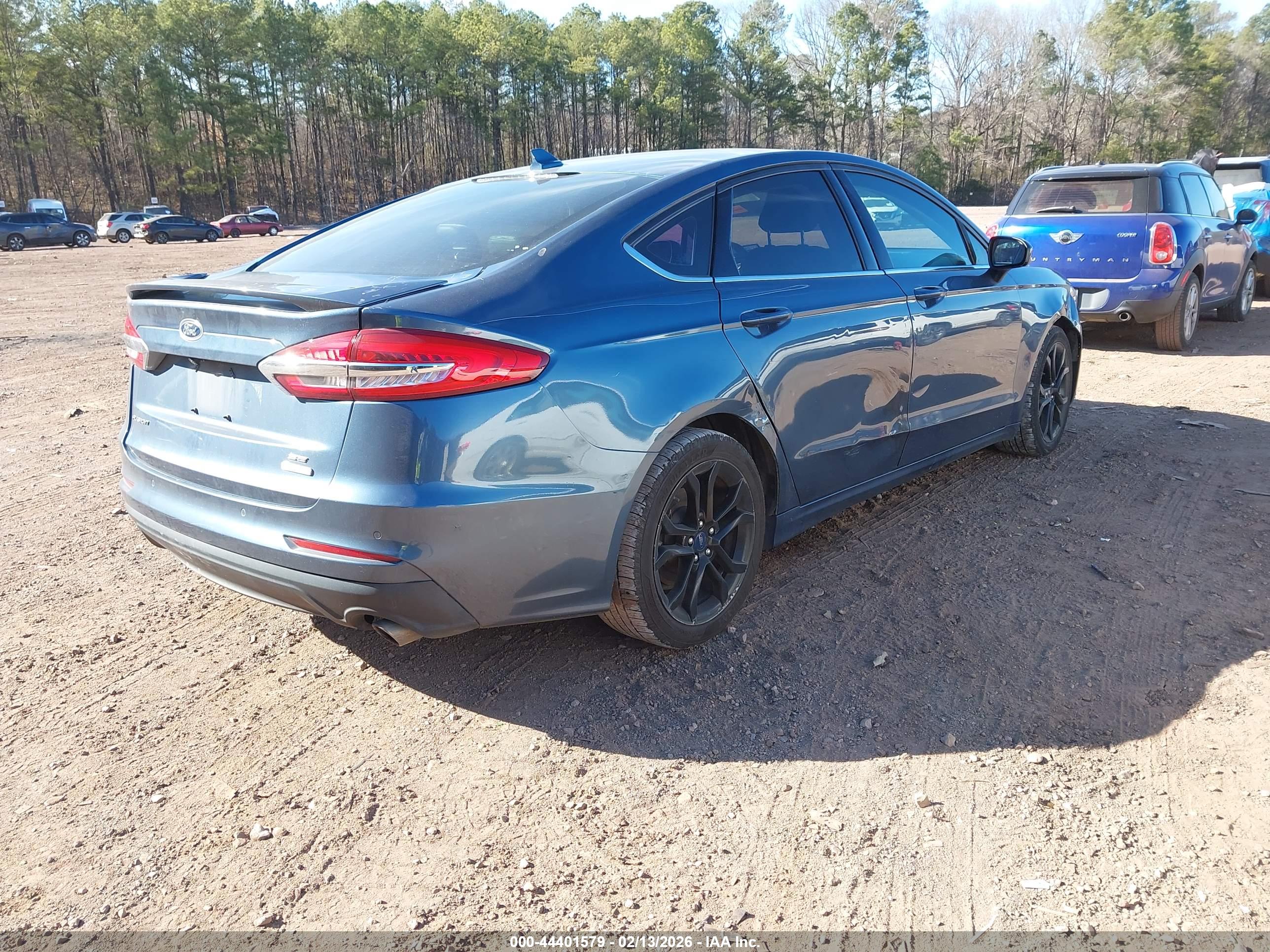 FORD FUSION image 4