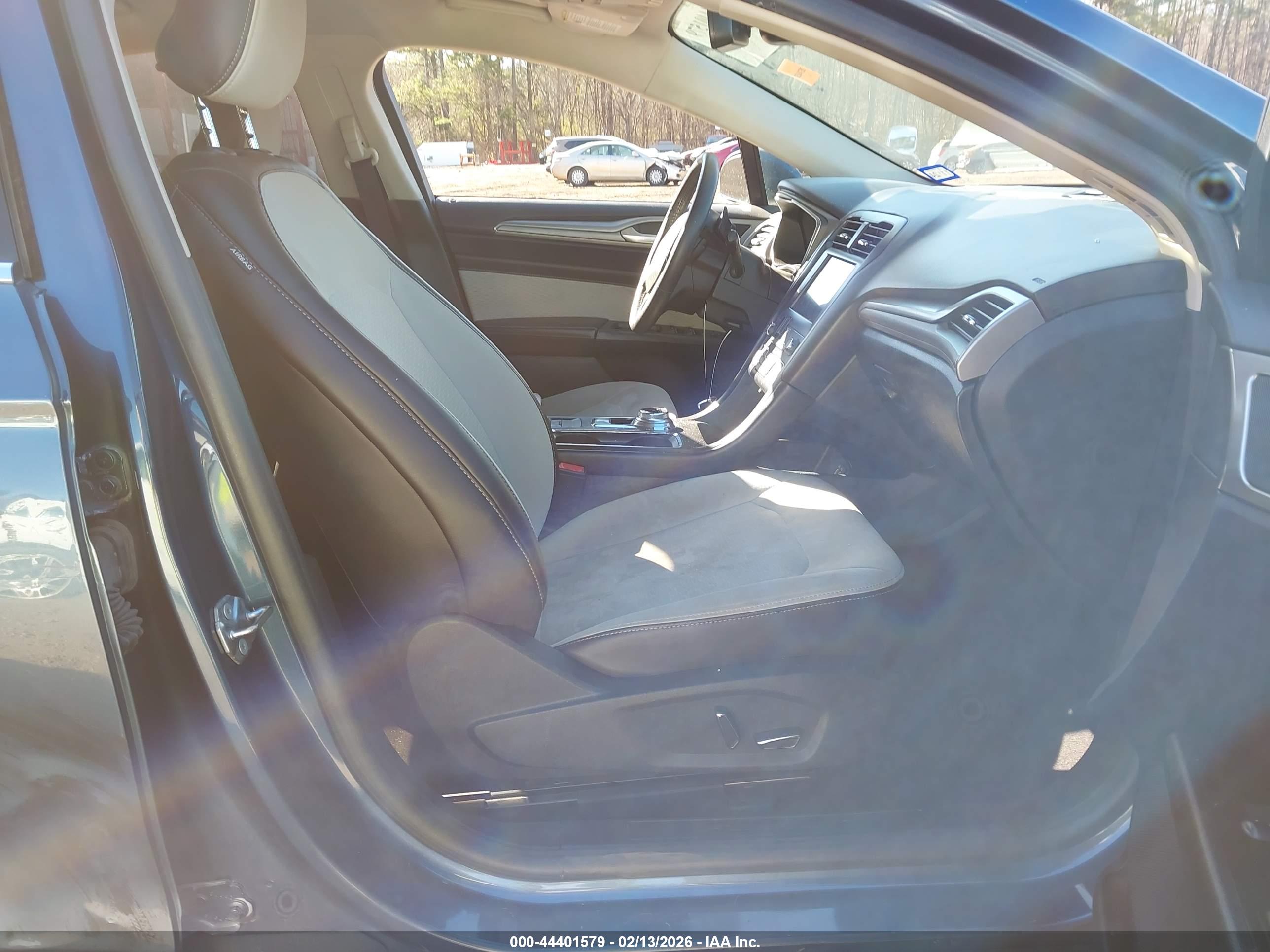 FORD FUSION image 5
