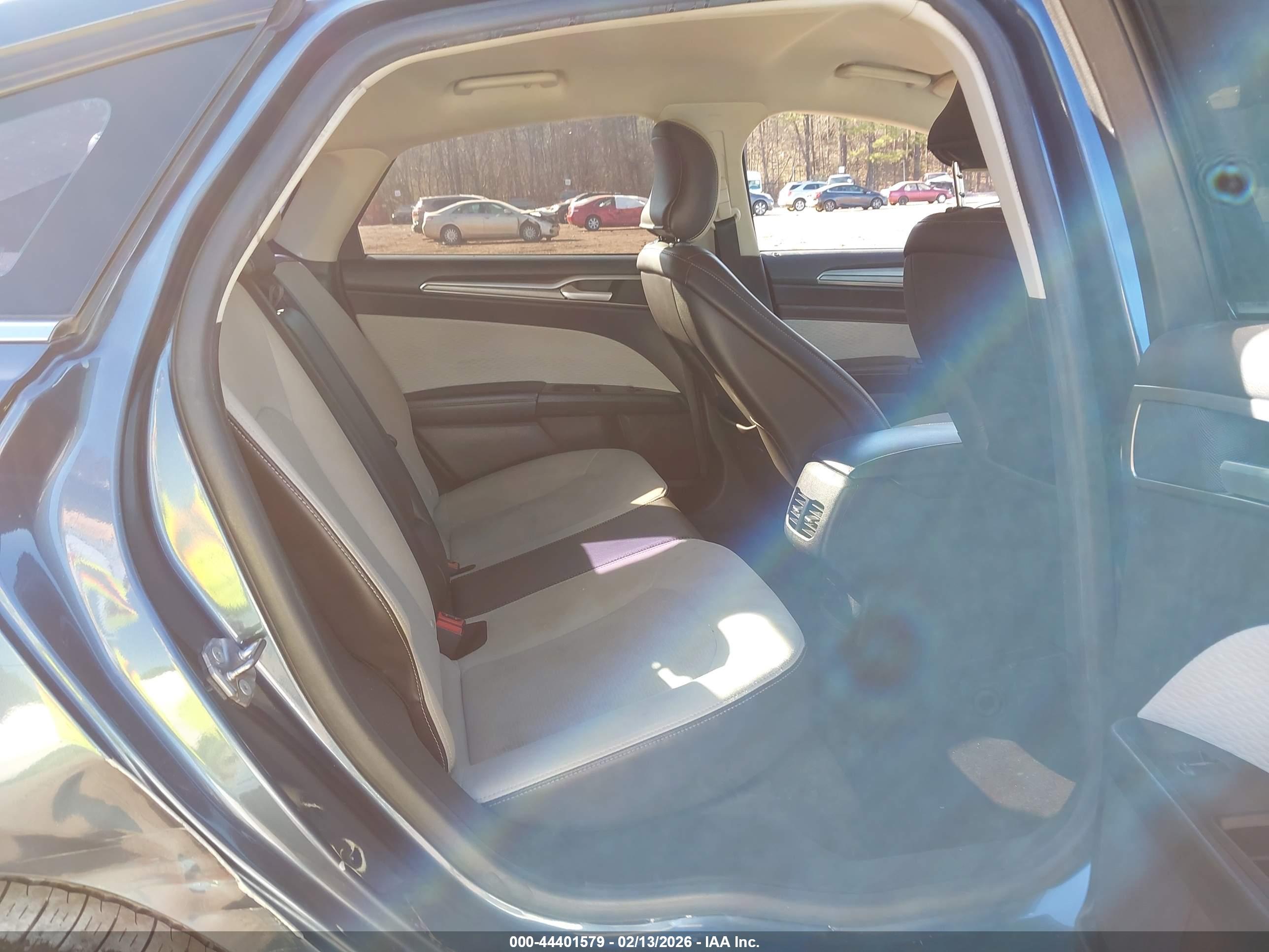 FORD FUSION image 8