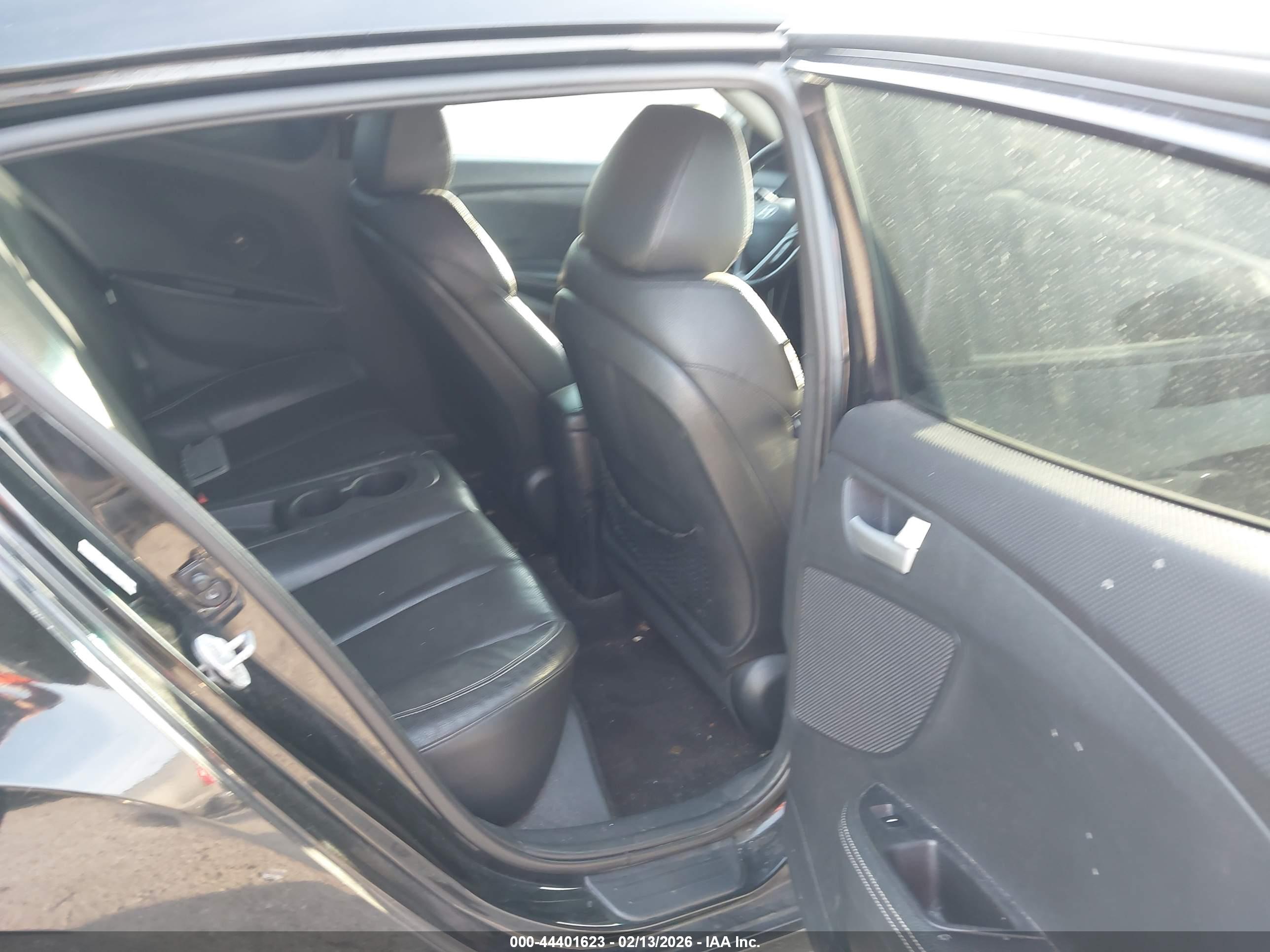HYUNDAI VELOSTER image 8