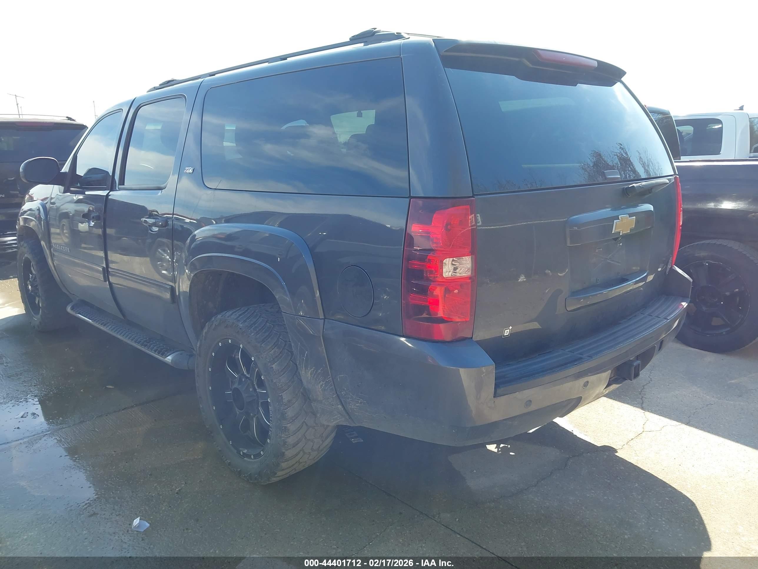 CHEVROLET SUBURBAN image 3
