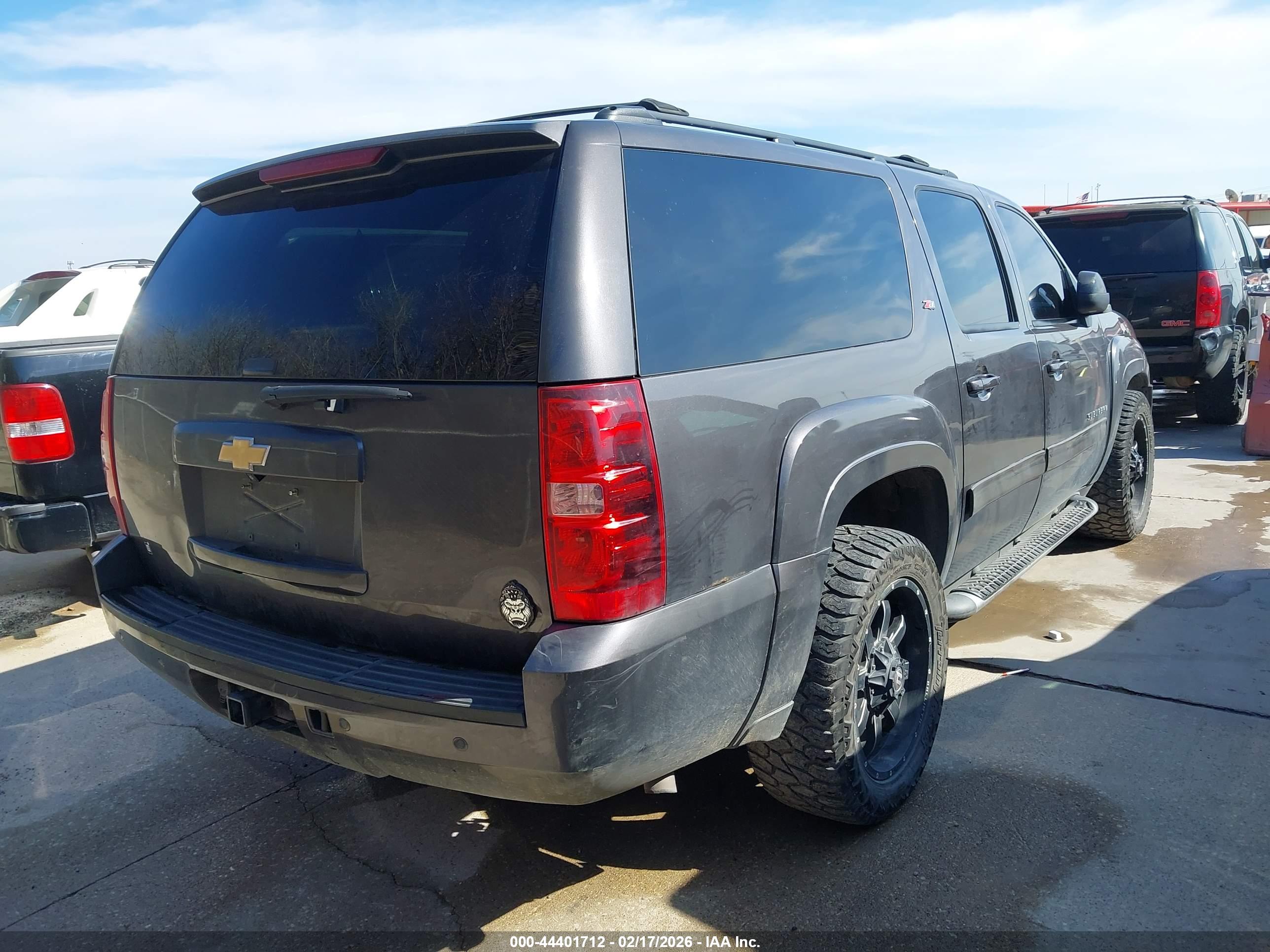 CHEVROLET SUBURBAN image 4