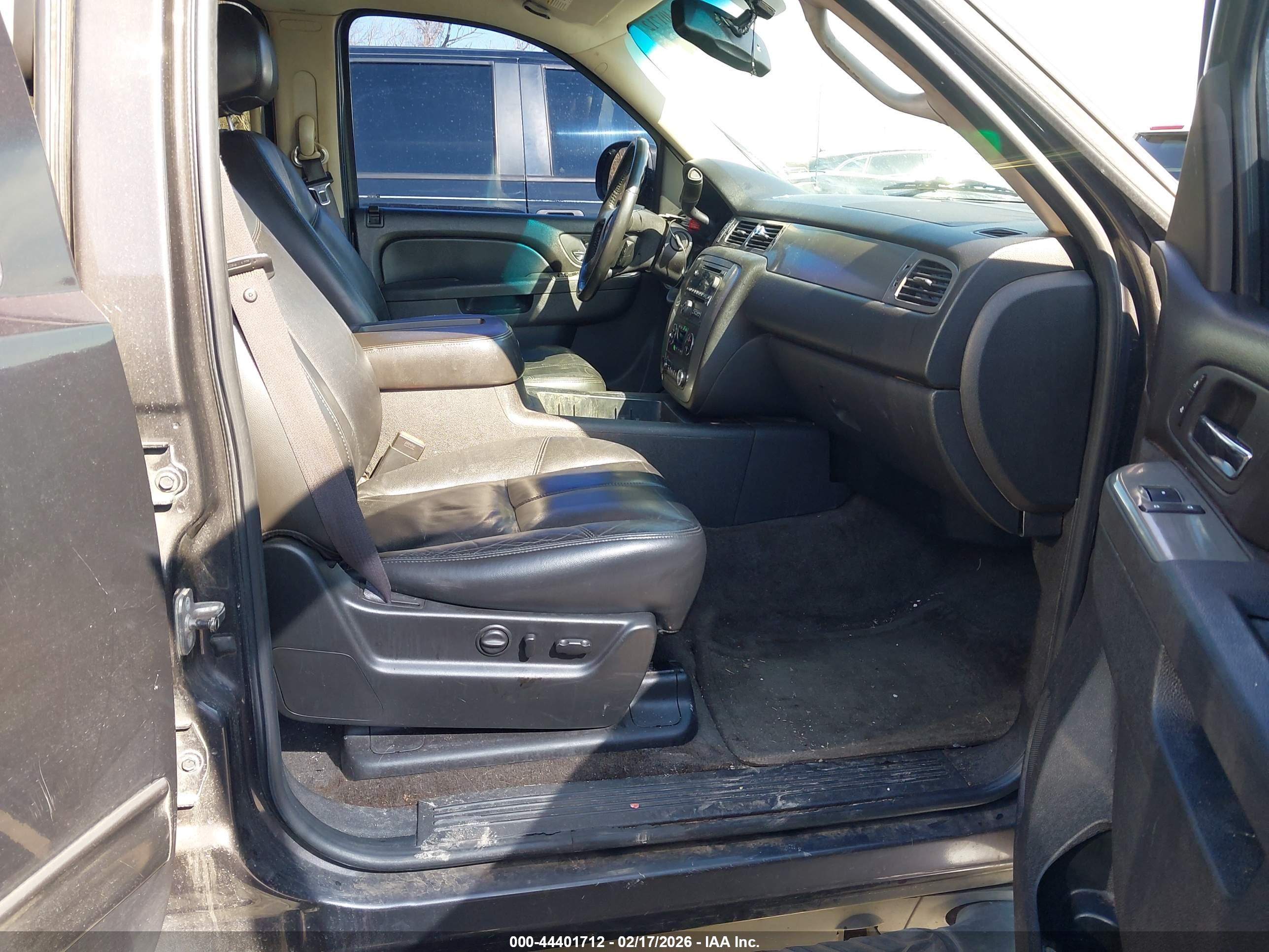 CHEVROLET SUBURBAN image 5