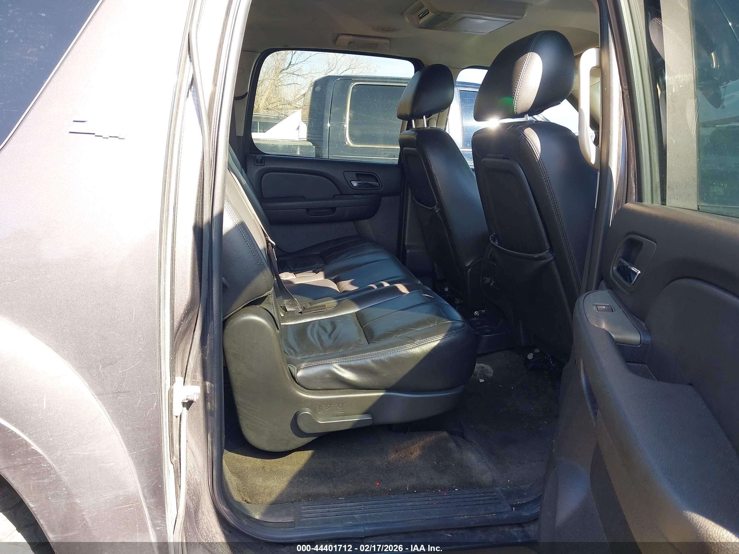 CHEVROLET SUBURBAN image 8