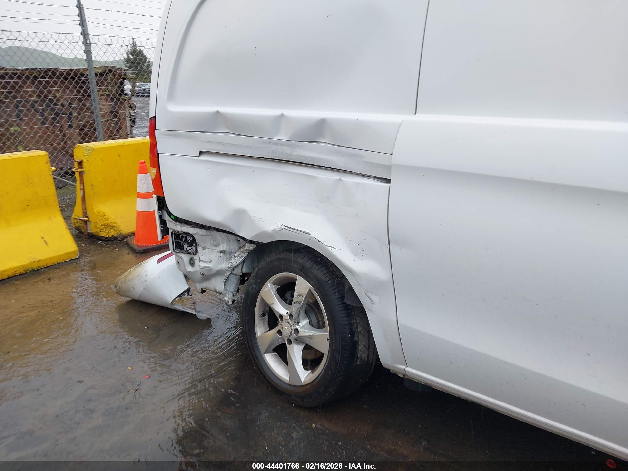 MERCEDES-BENZ METRIS image 6