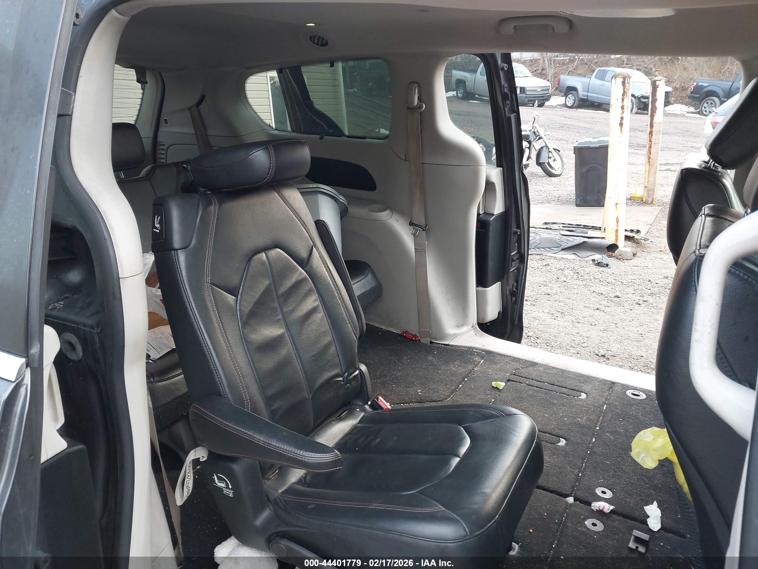 CHRYSLER PACIFICA image 8
