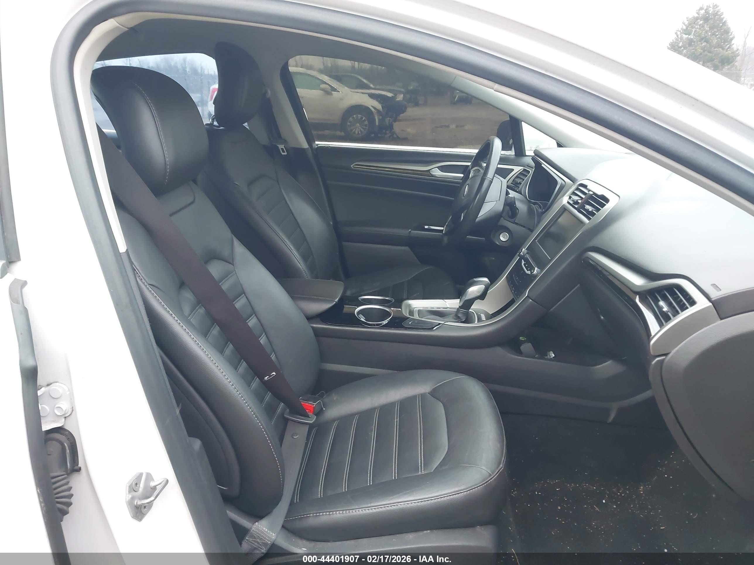FORD FUSION image 5