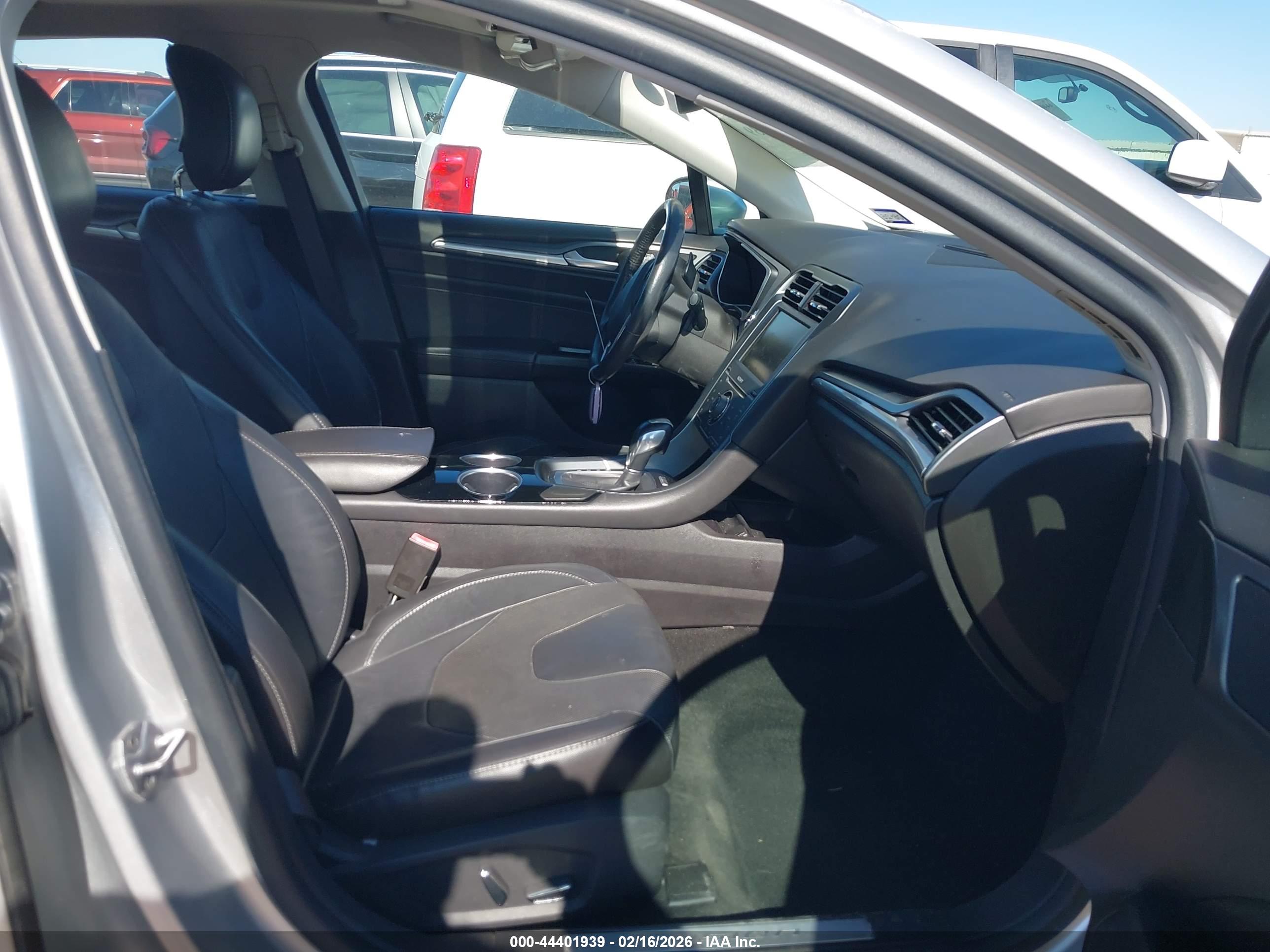 FORD FUSION image 5