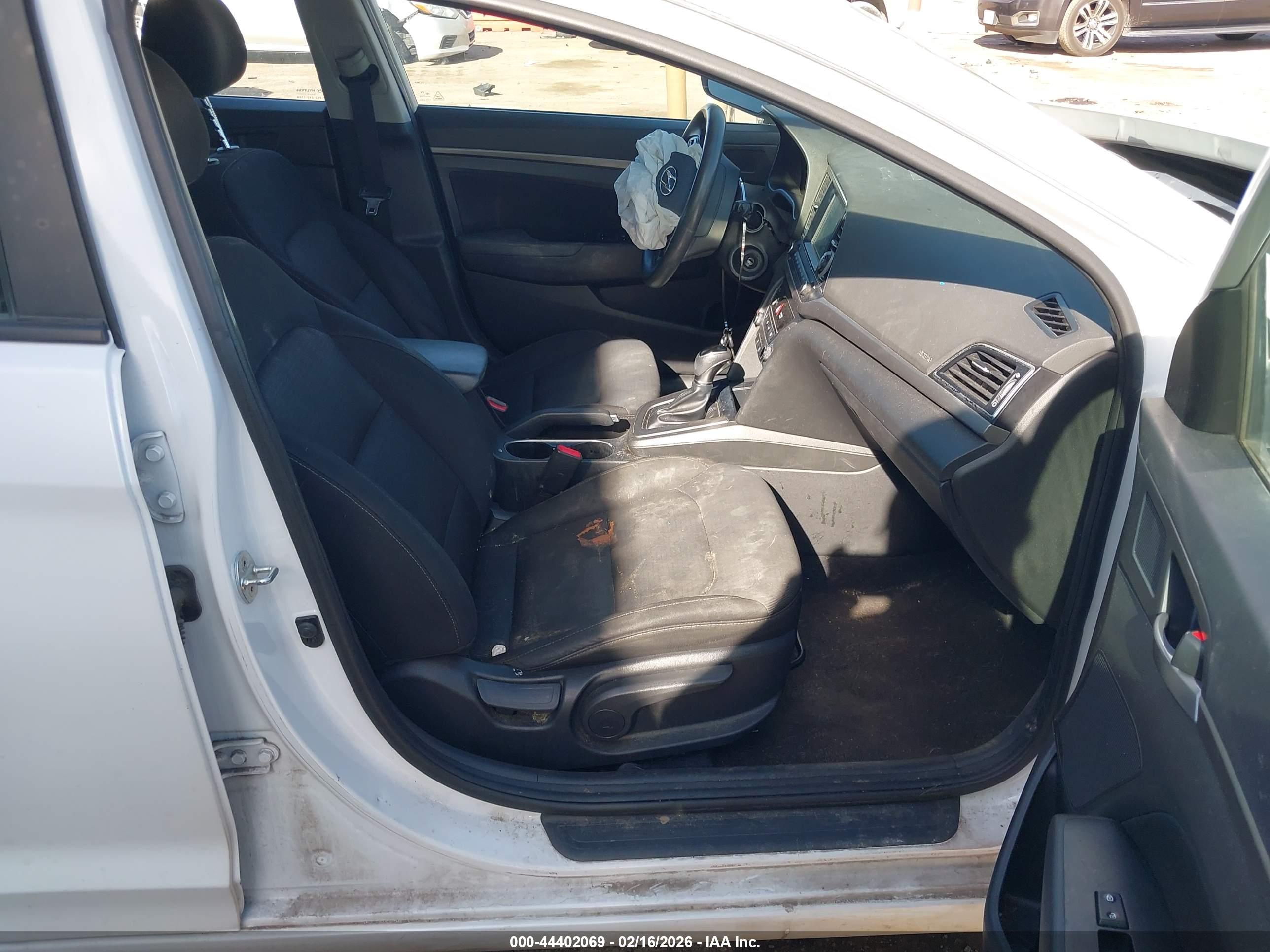 HYUNDAI ELANTRA image 5