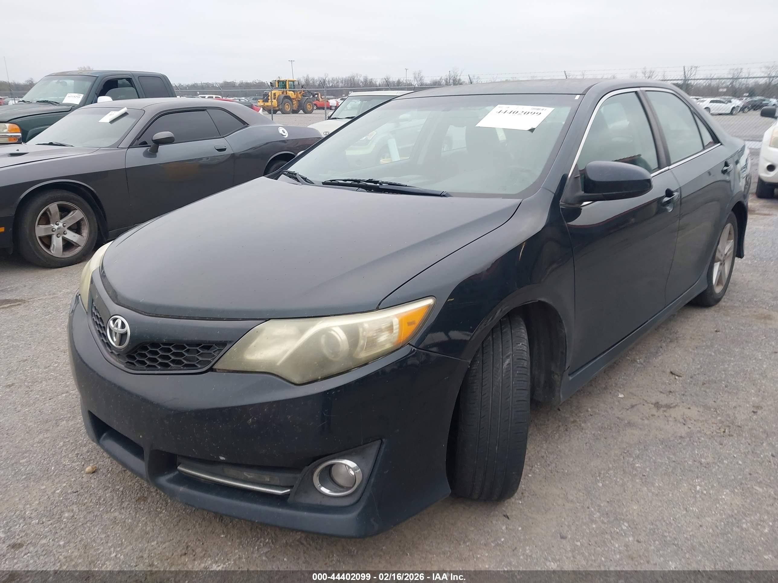 TOYOTA CAMRY image 2