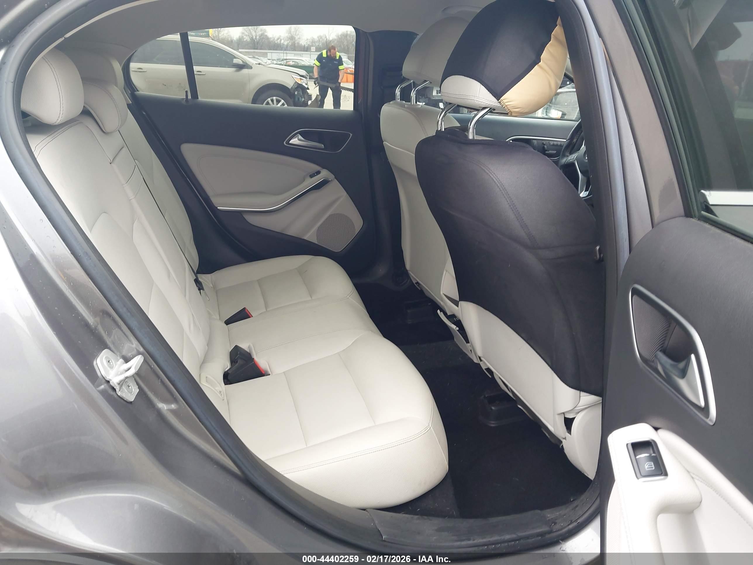 MERCEDES-BENZ GLA image 8