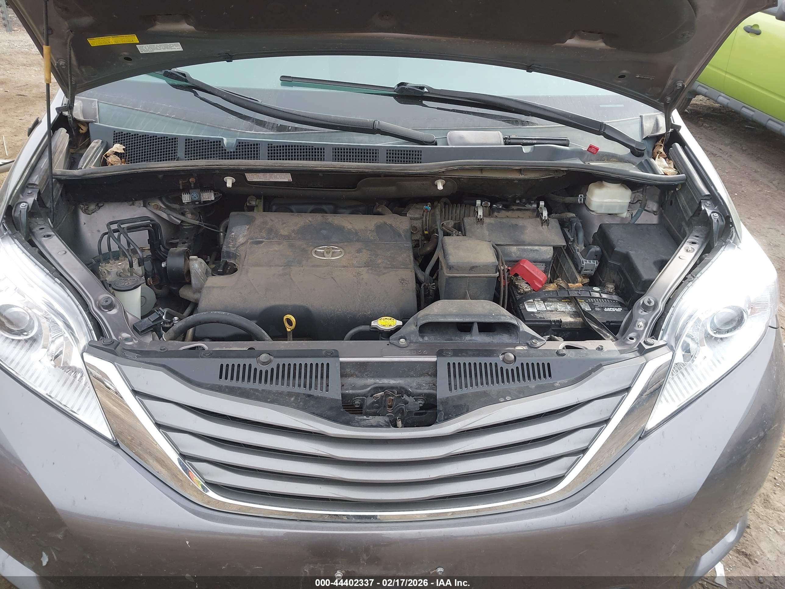 TOYOTA SIENNA image 10