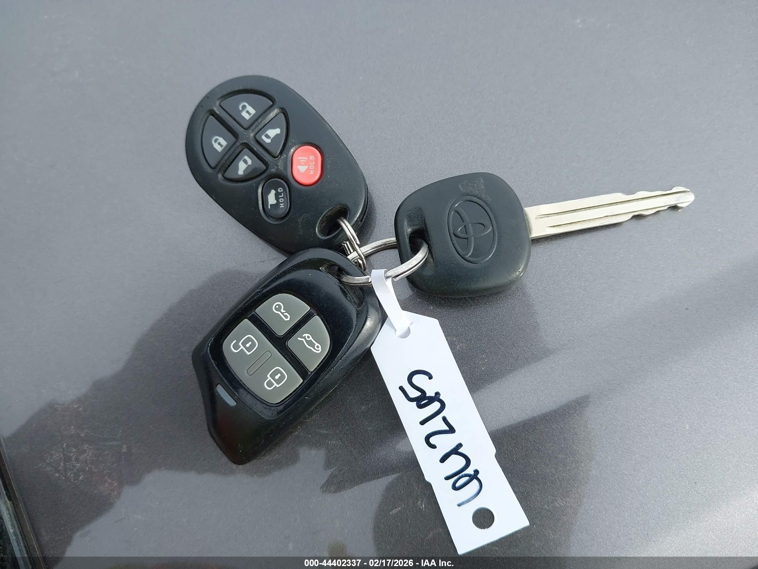 TOYOTA SIENNA image 11