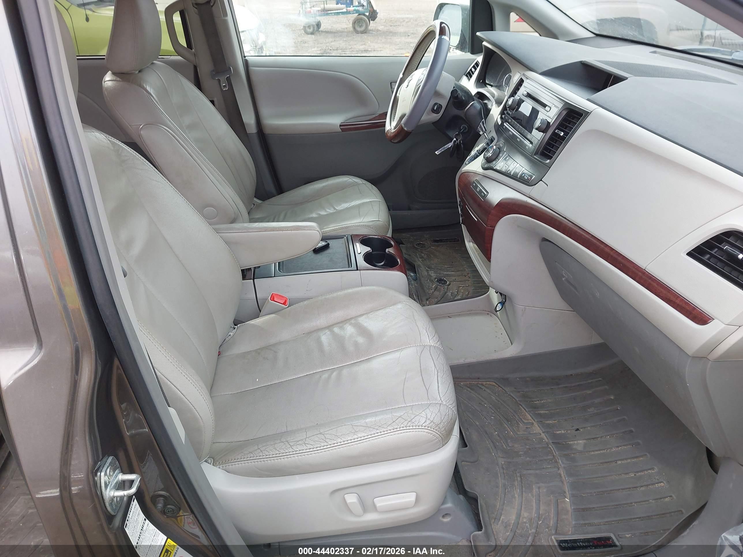 TOYOTA SIENNA image 5