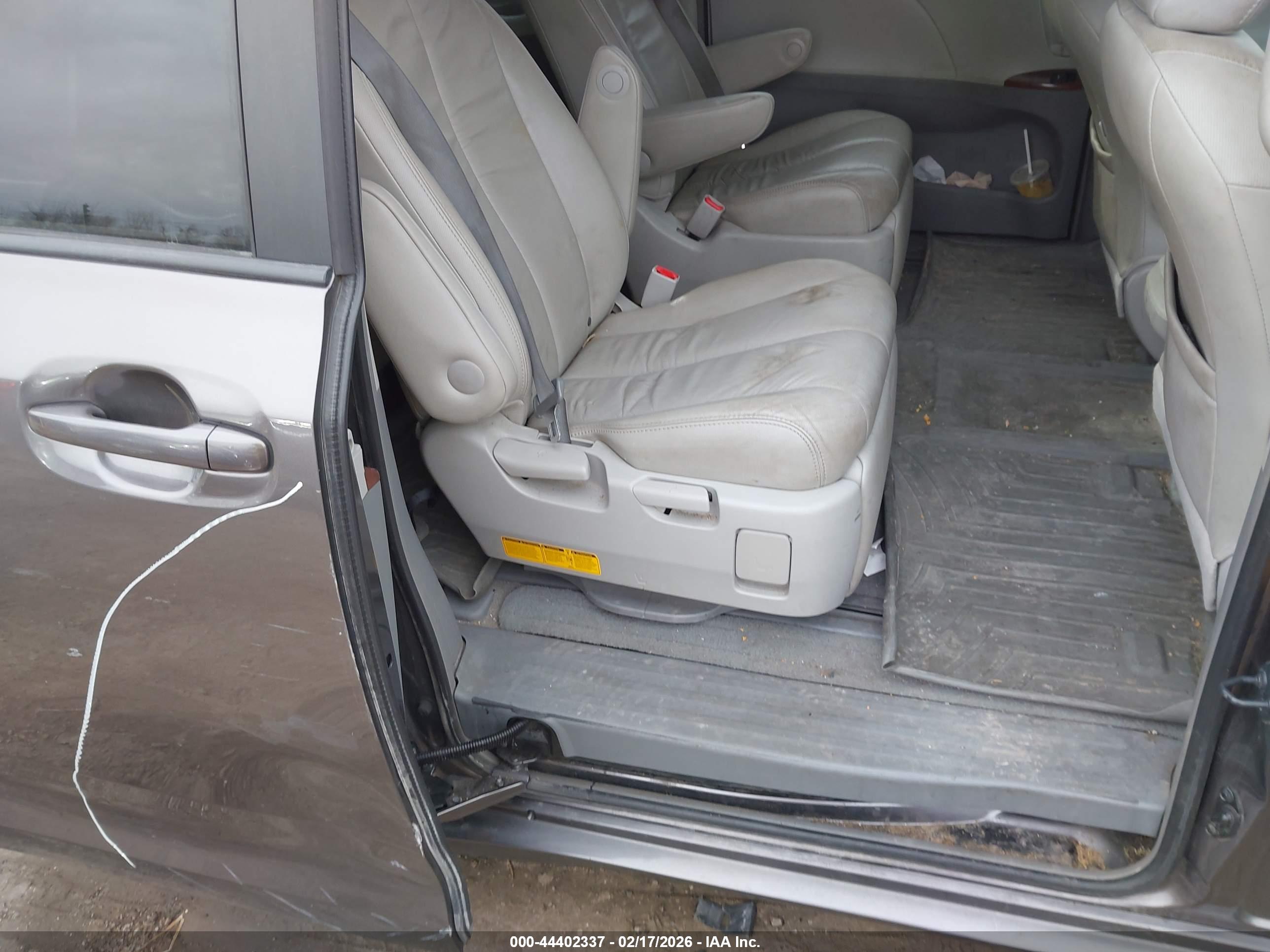 TOYOTA SIENNA image 8