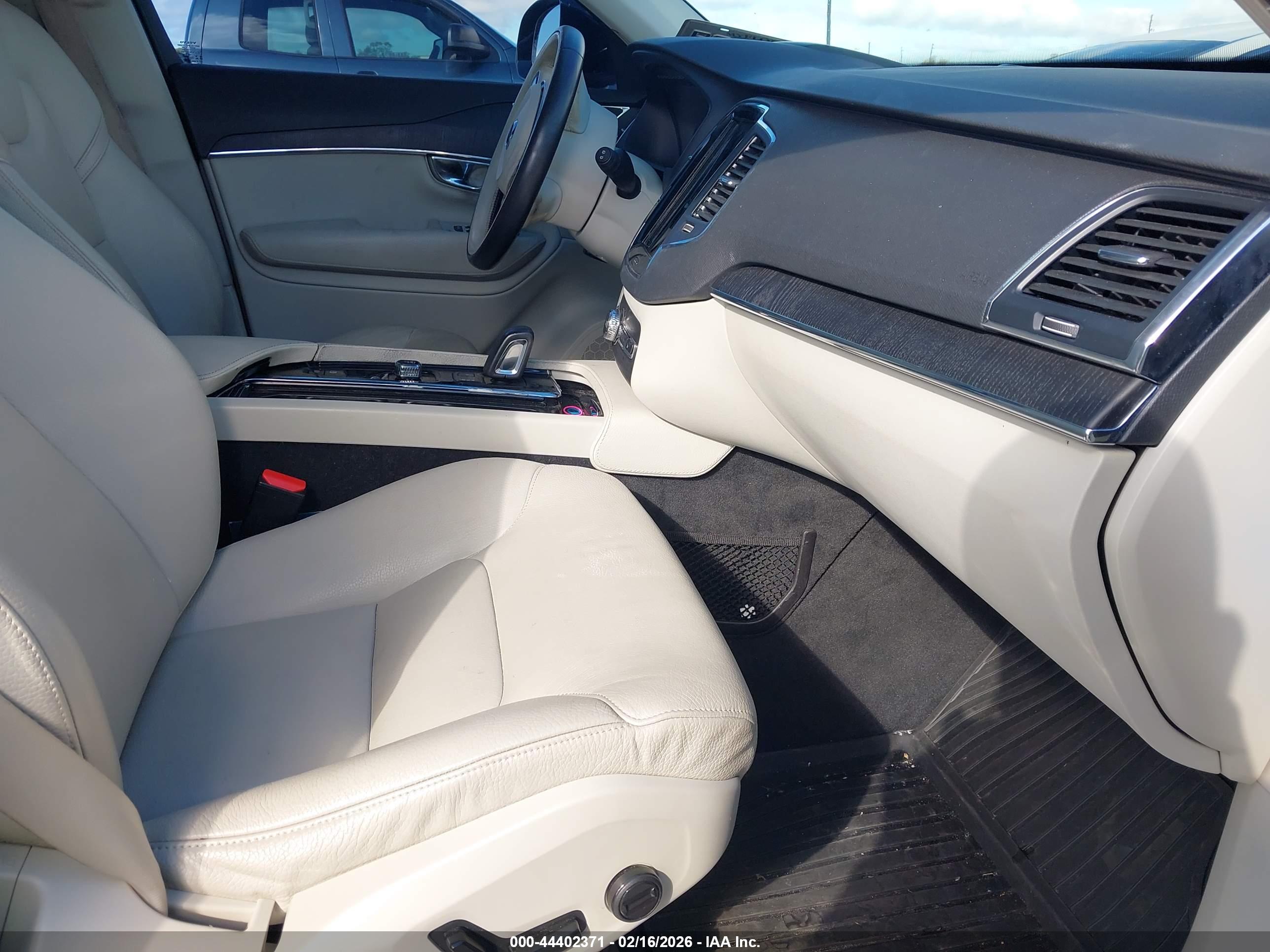 VOLVO XC90 image 5