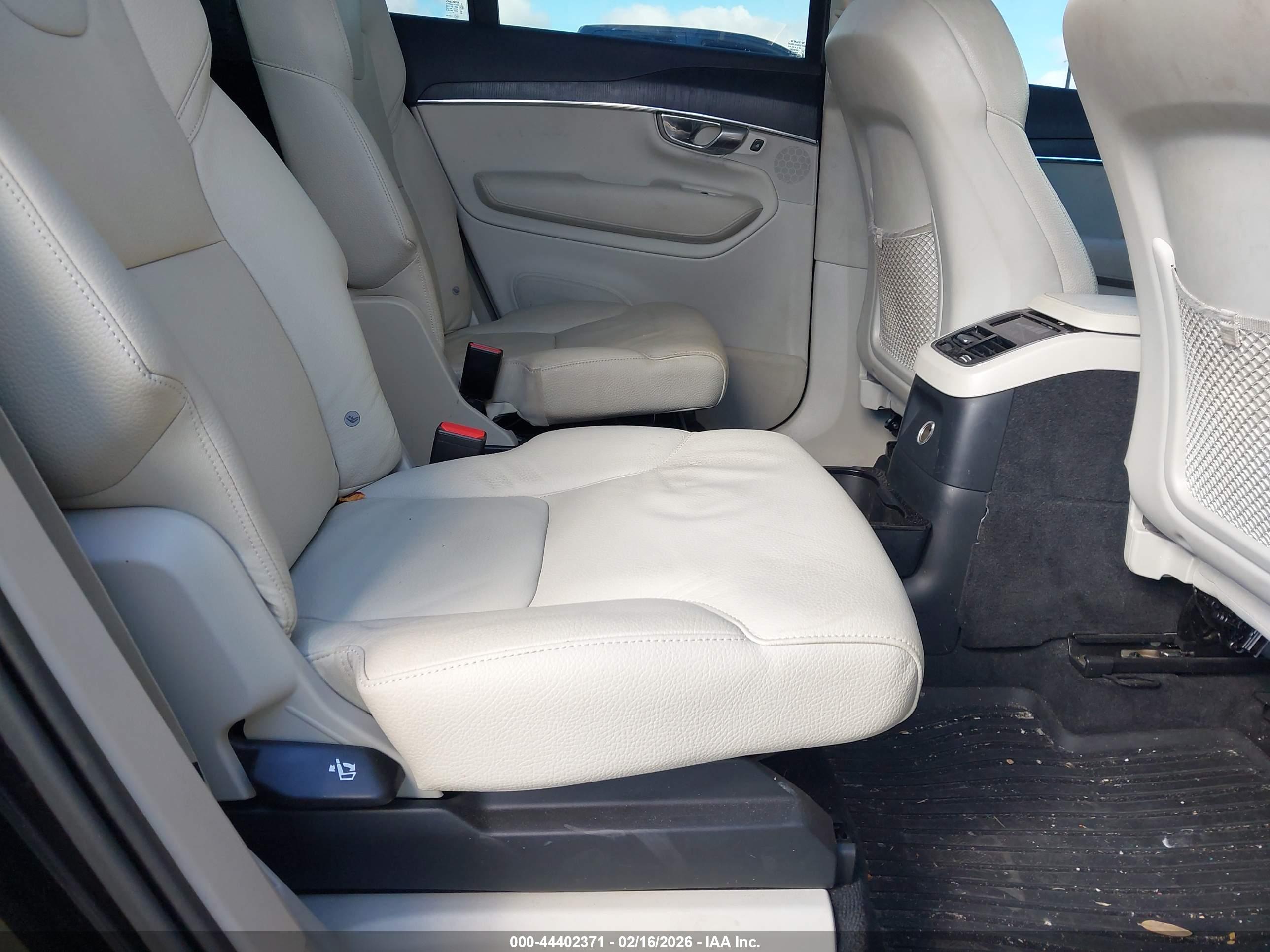 VOLVO XC90 image 8