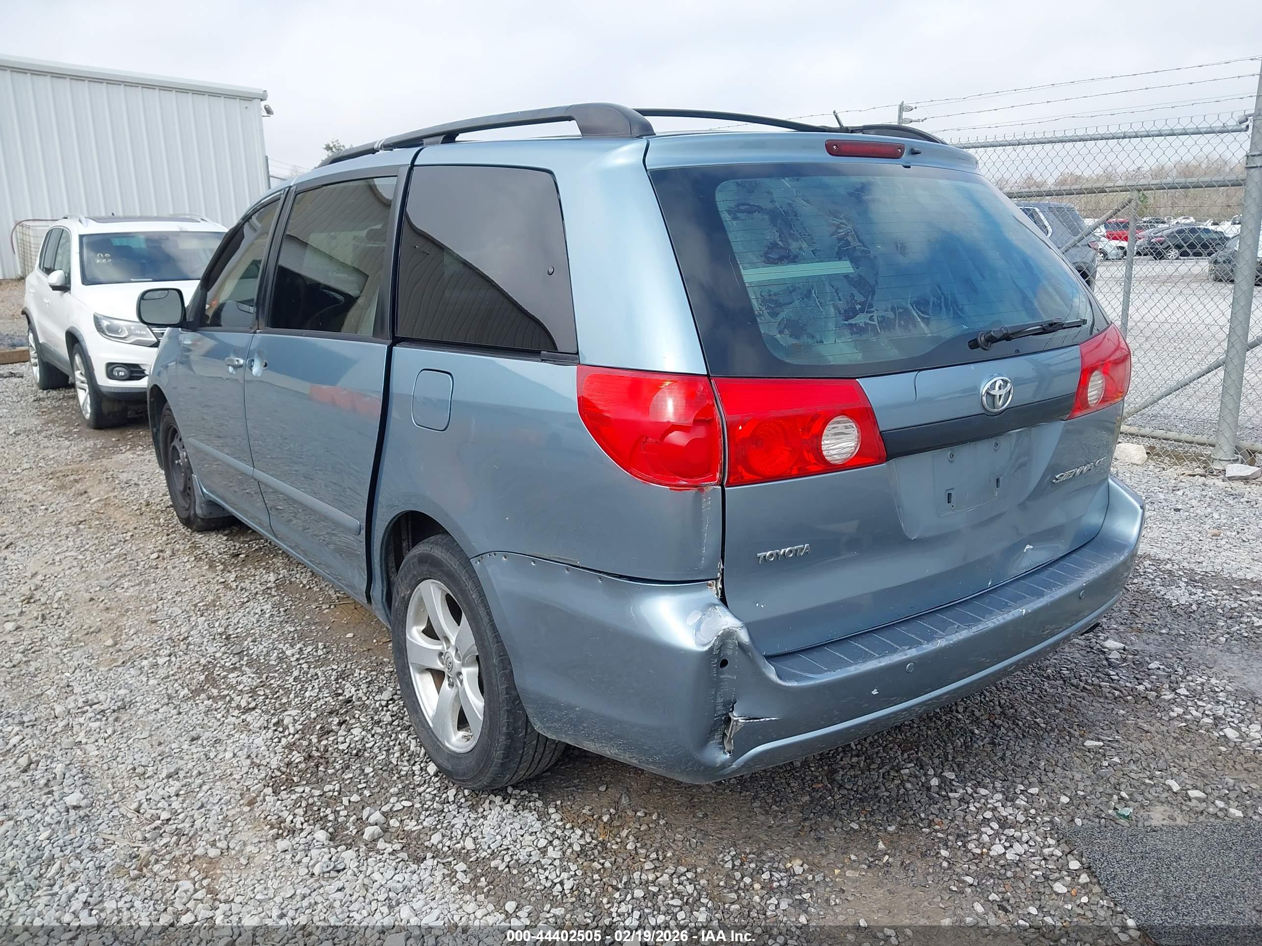 TOYOTA SIENNA image 3
