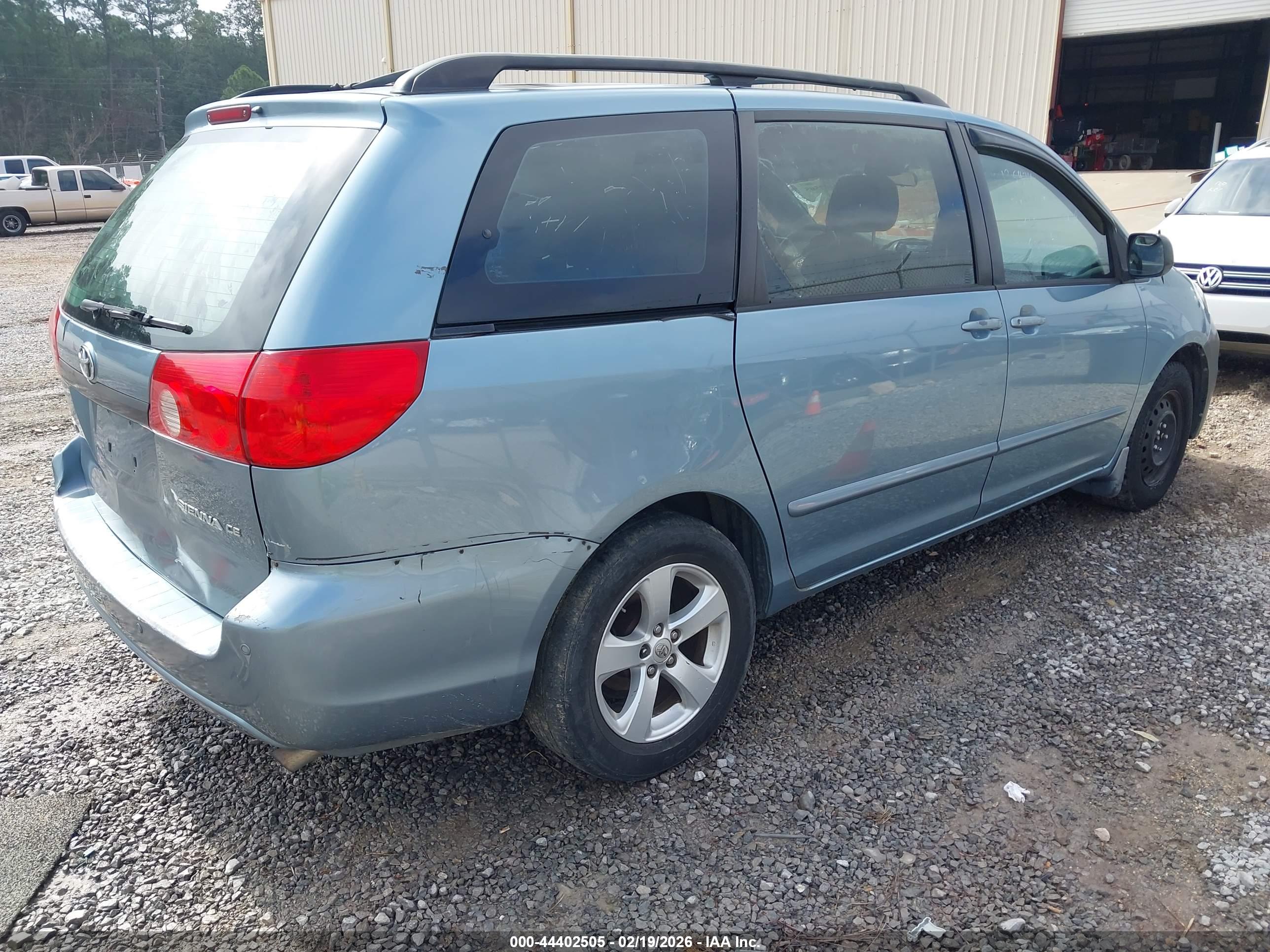 TOYOTA SIENNA image 4