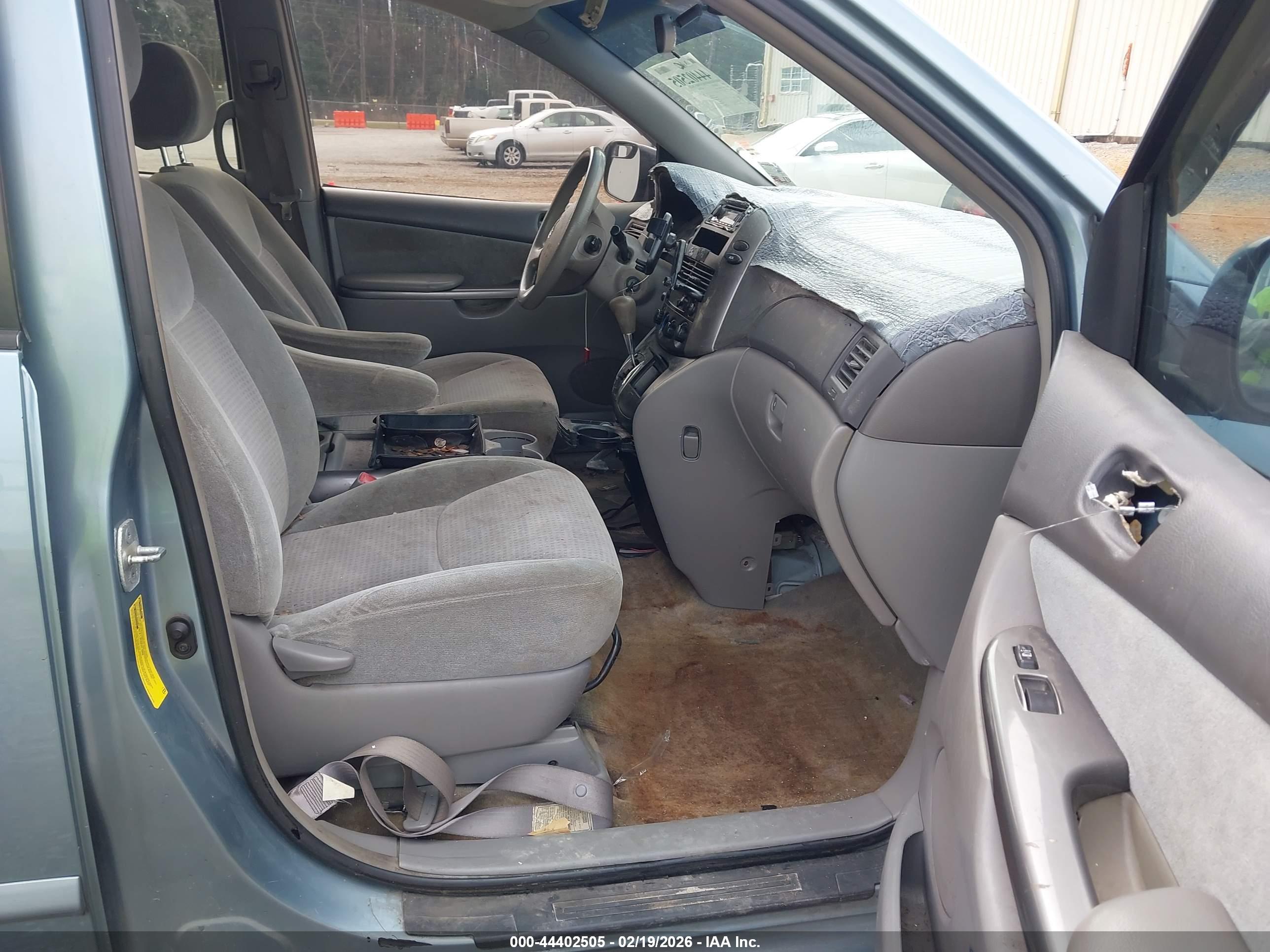TOYOTA SIENNA image 5