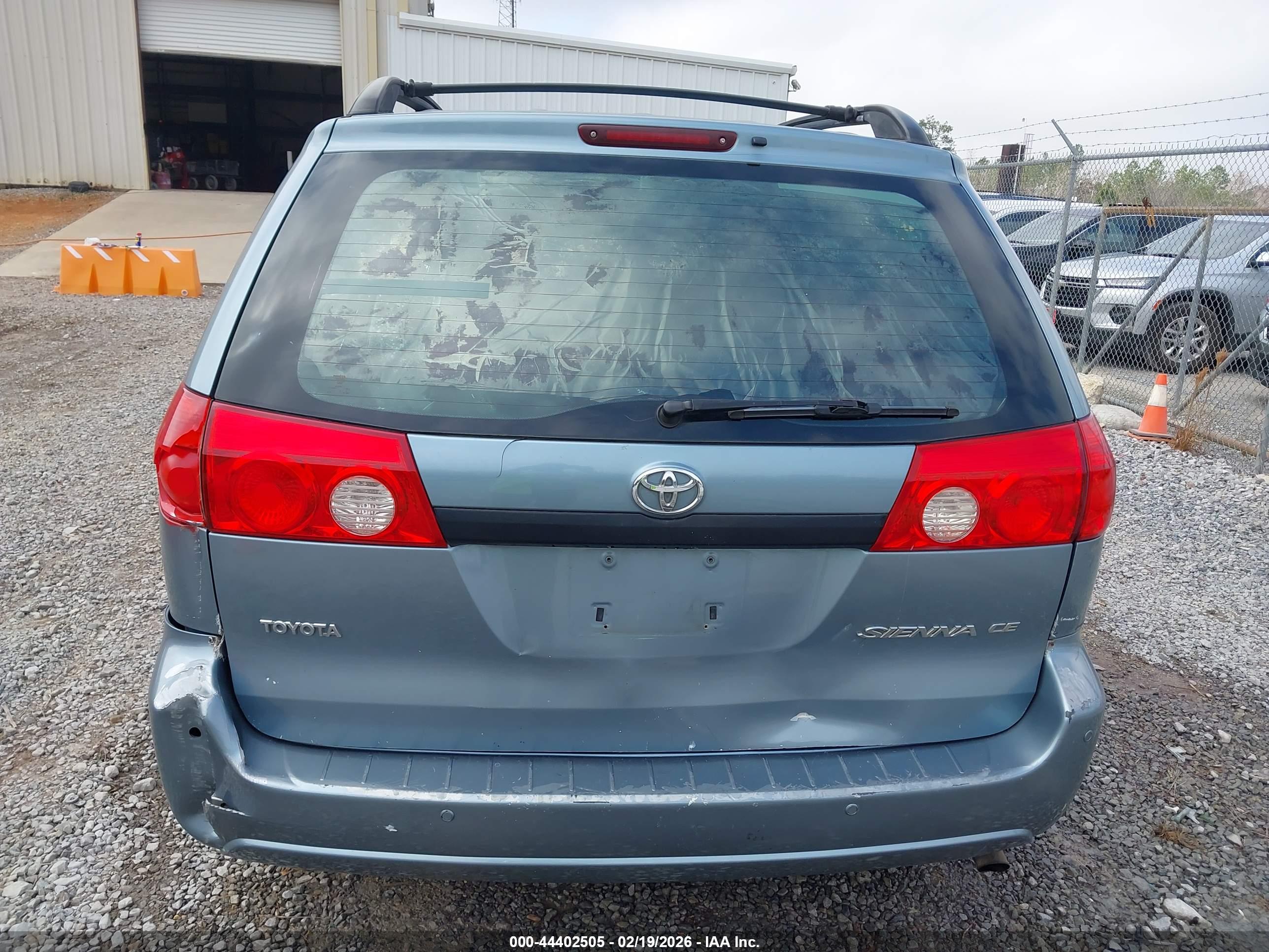 TOYOTA SIENNA image 6