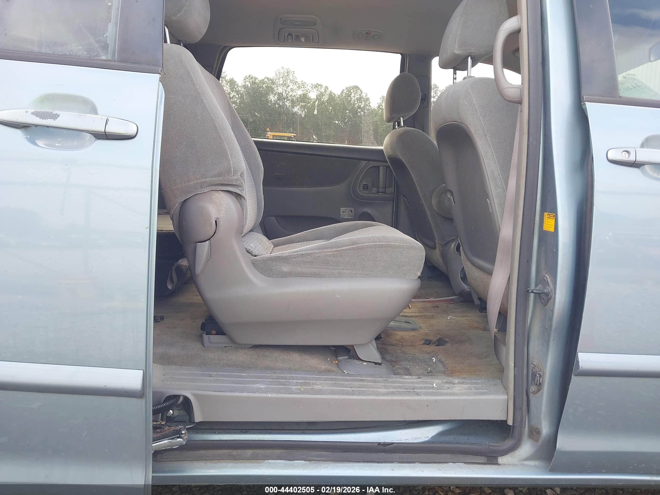 TOYOTA SIENNA image 8