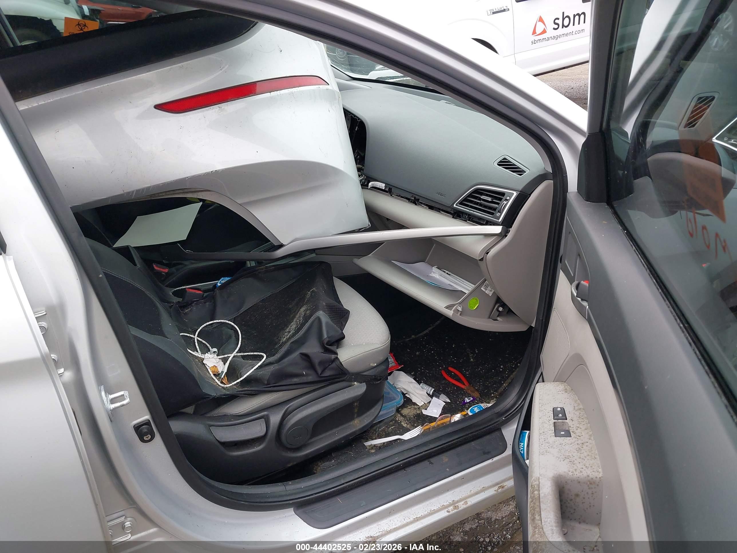 HYUNDAI ELANTRA image 5