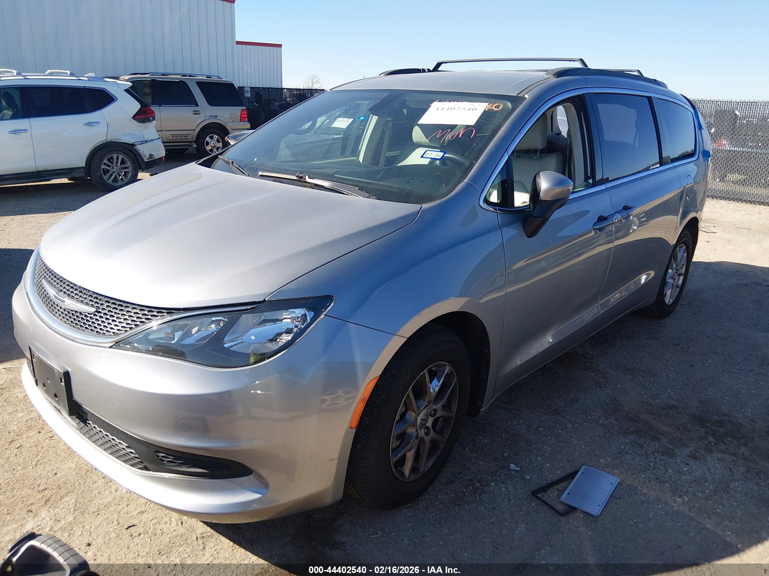 CHRYSLER VOYAGER image 2