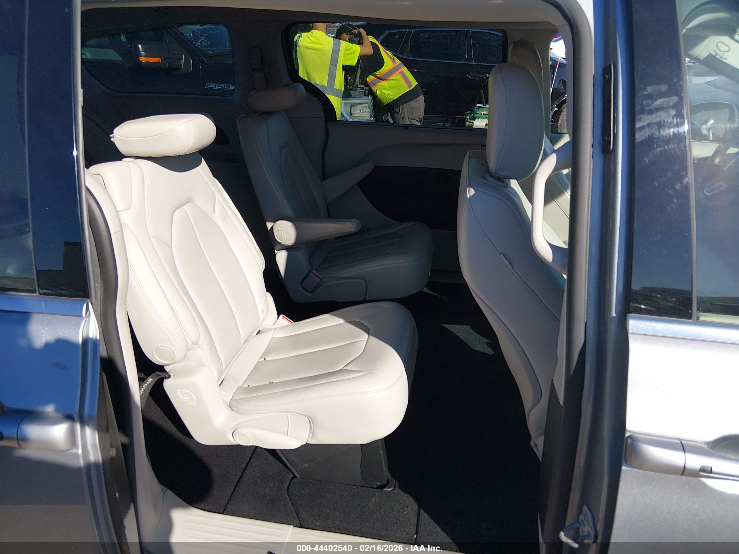 CHRYSLER VOYAGER image 8