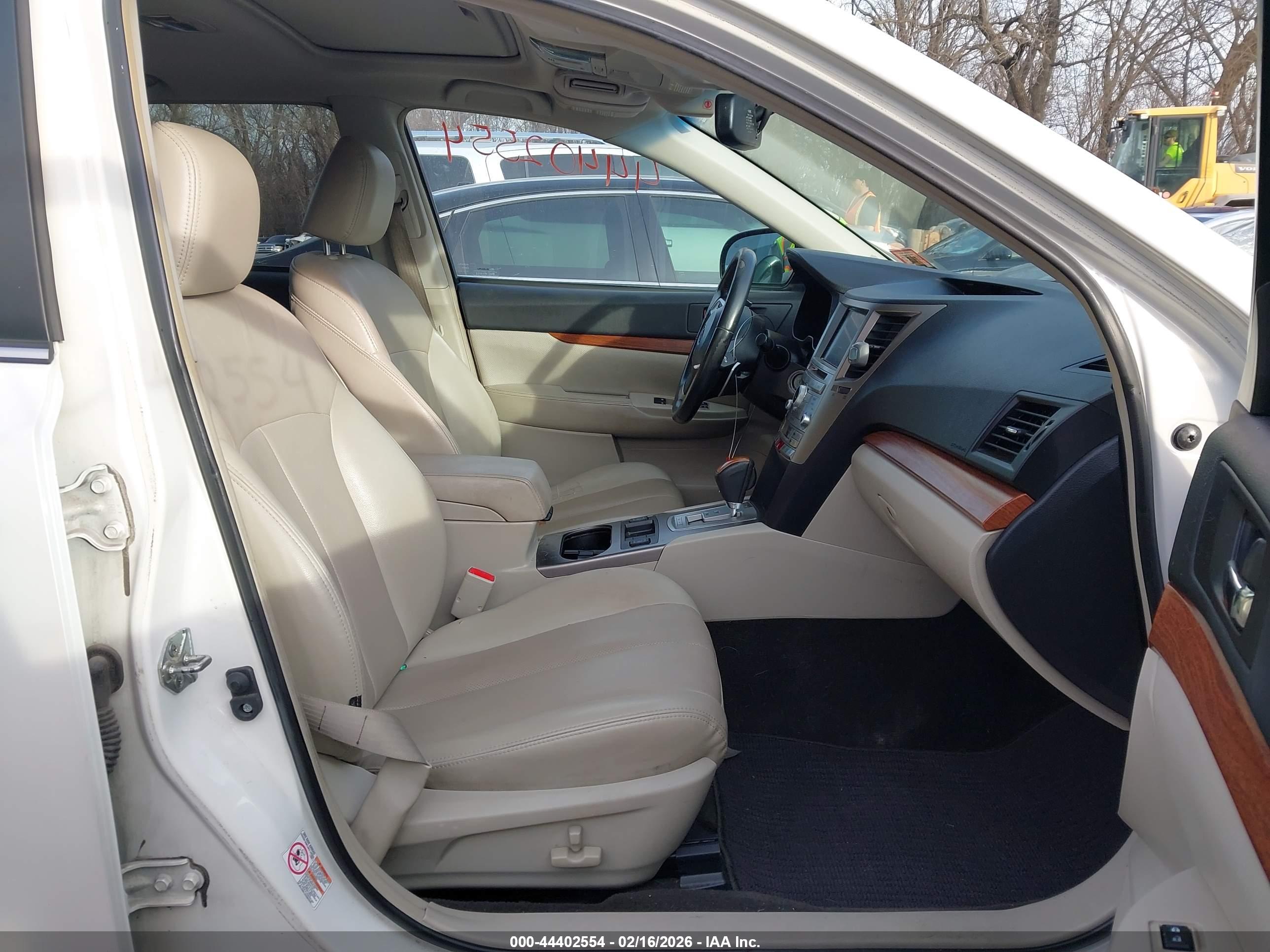 SUBARU OUTBACK image 5