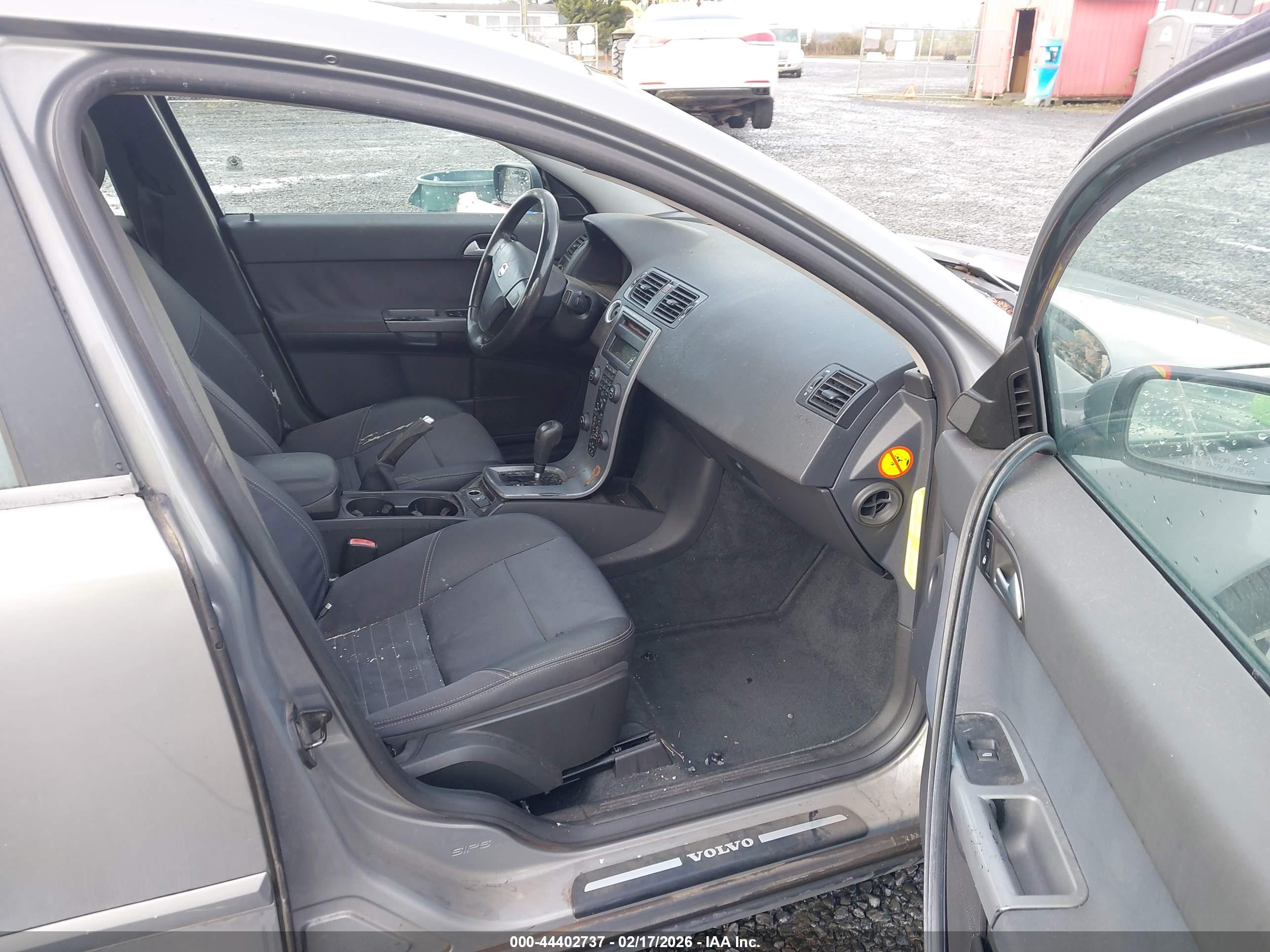 VOLVO S40 image 5