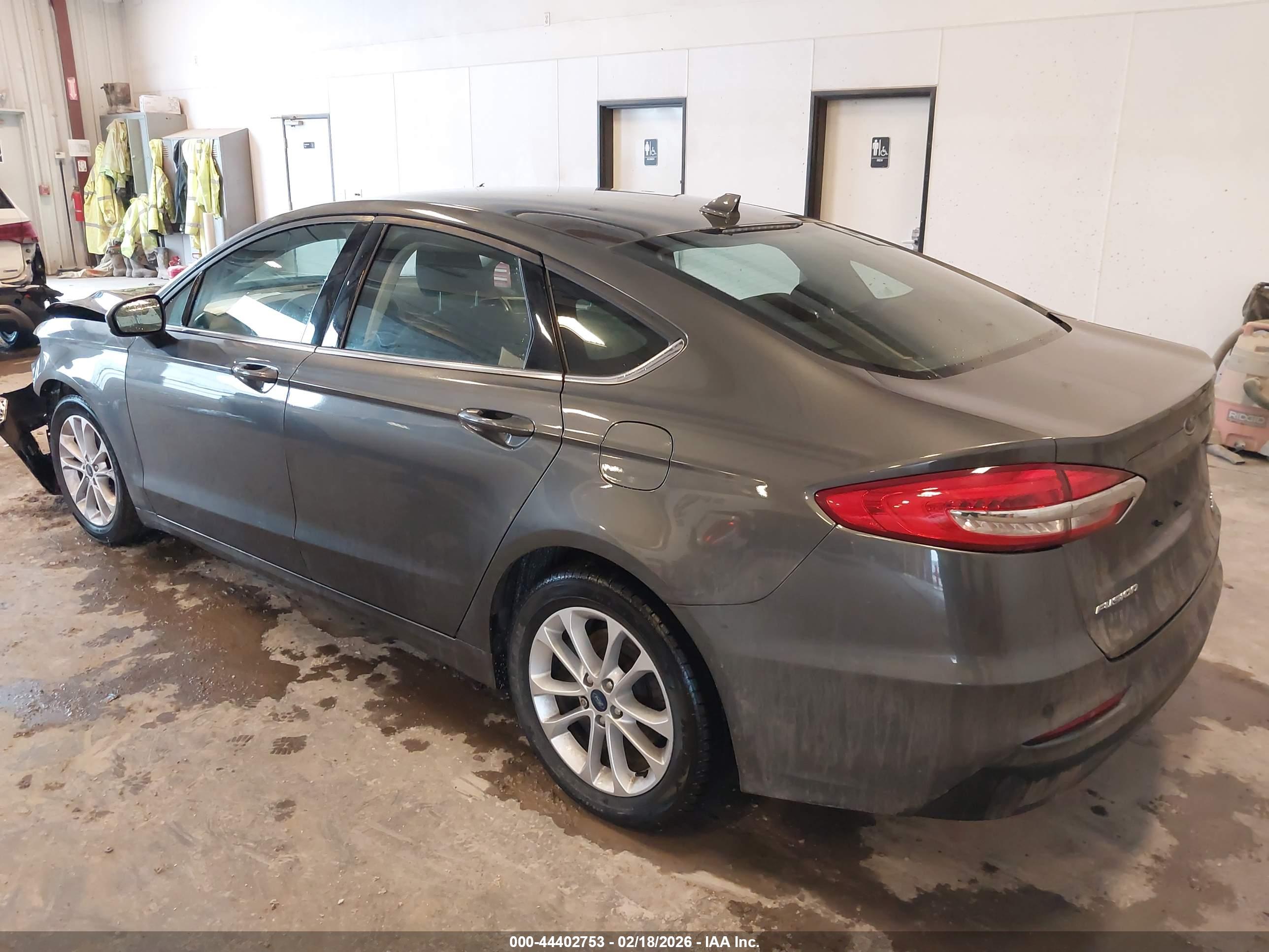 FORD FUSION image 3