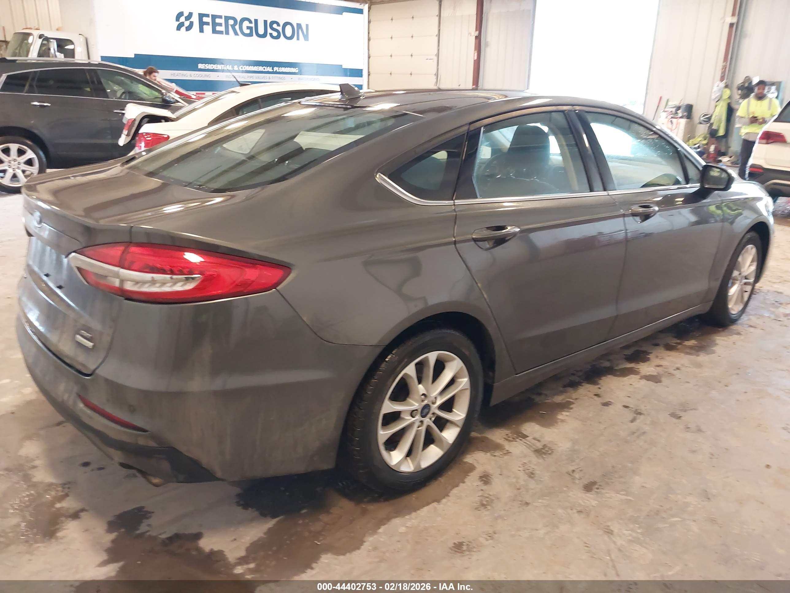 FORD FUSION image 4
