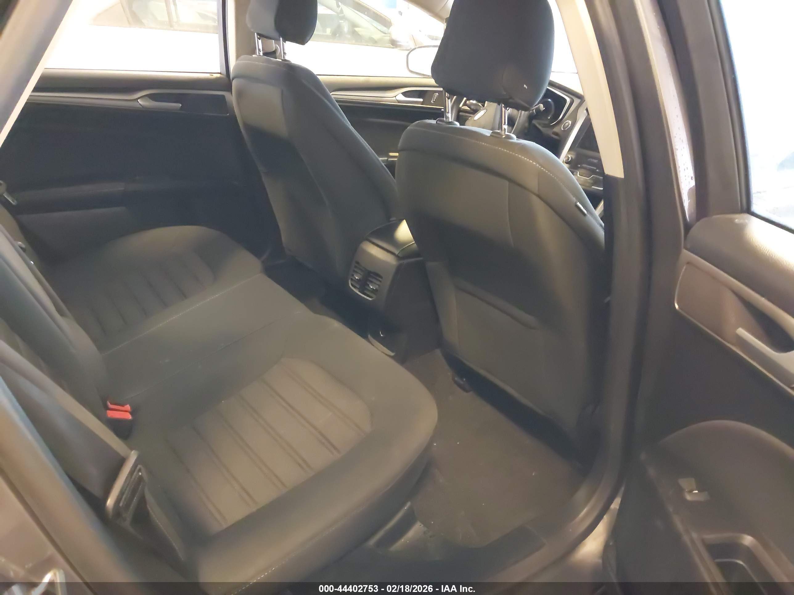 FORD FUSION image 8