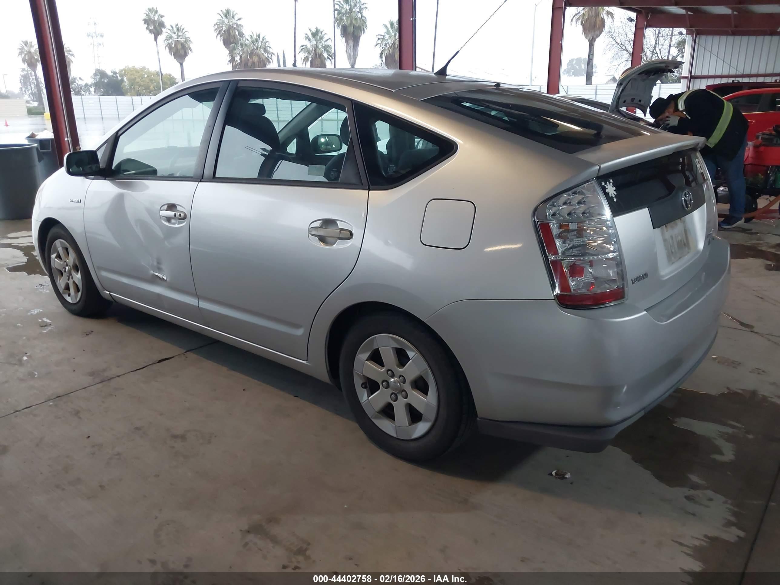 TOYOTA PRIUS image 3