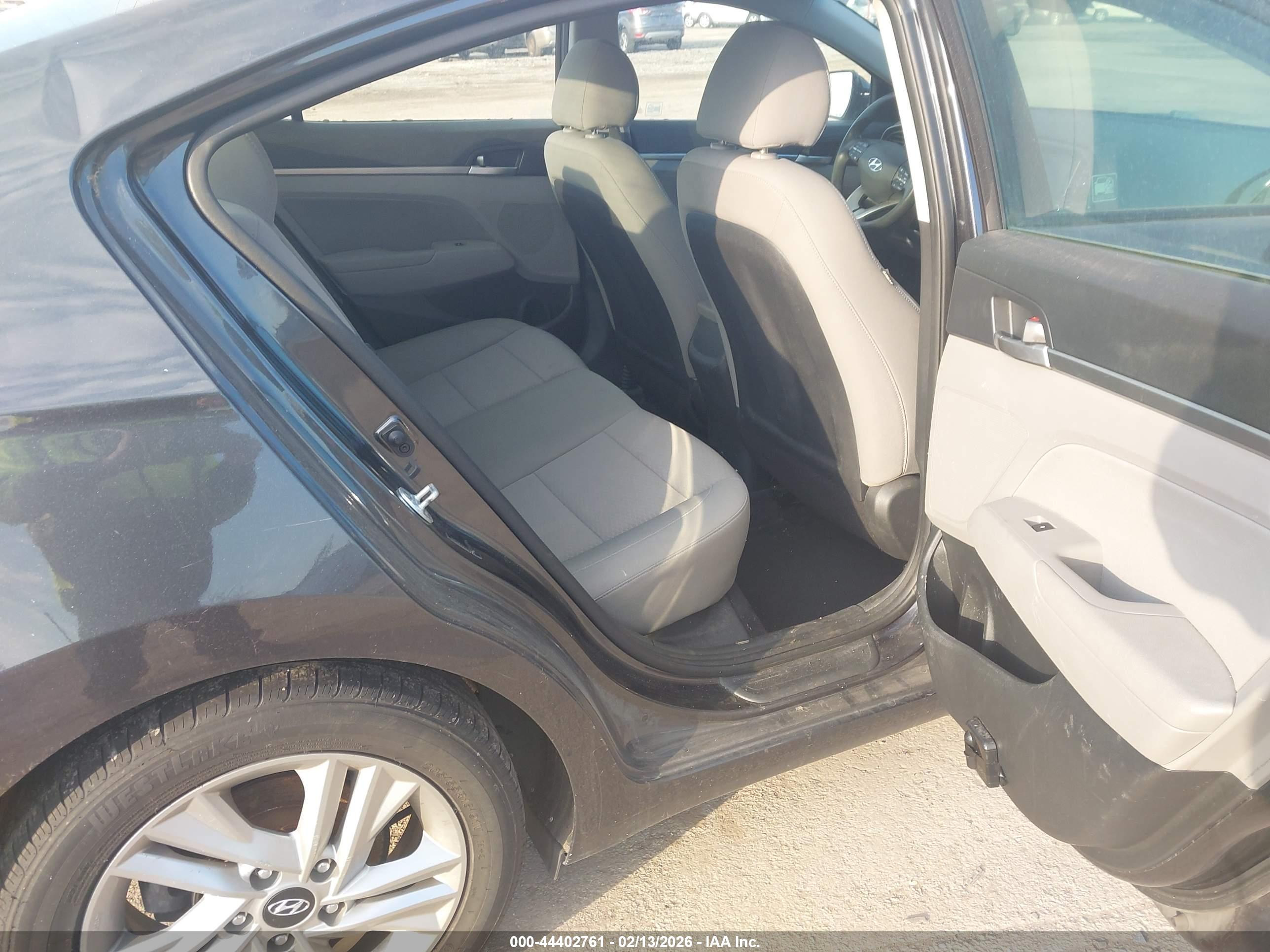 HYUNDAI ELANTRA image 8