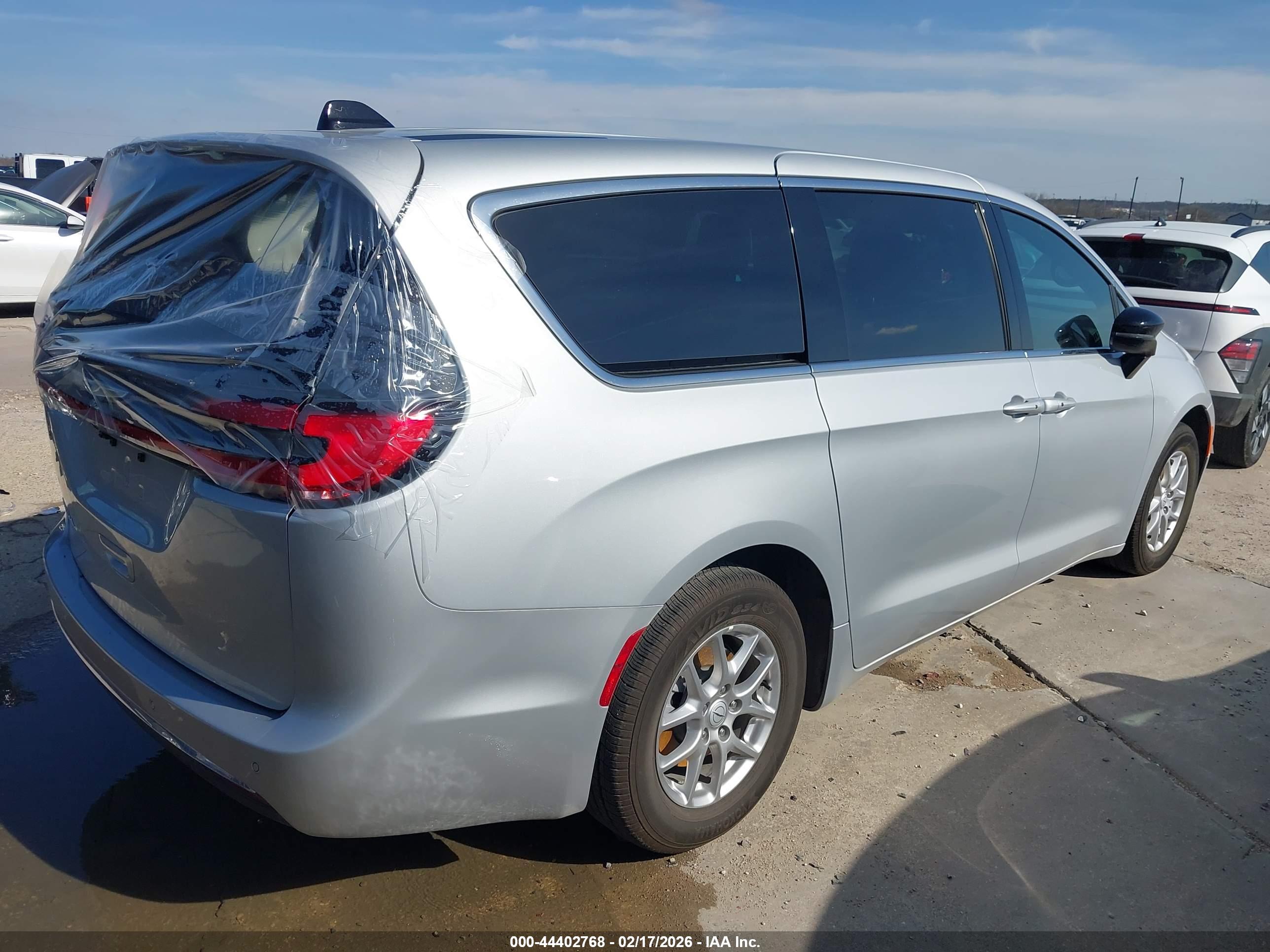 CHRYSLER PACIFICA image 4
