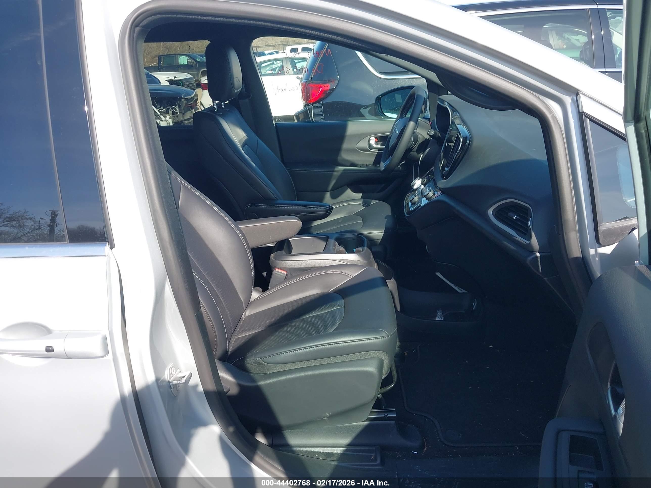 CHRYSLER PACIFICA image 5